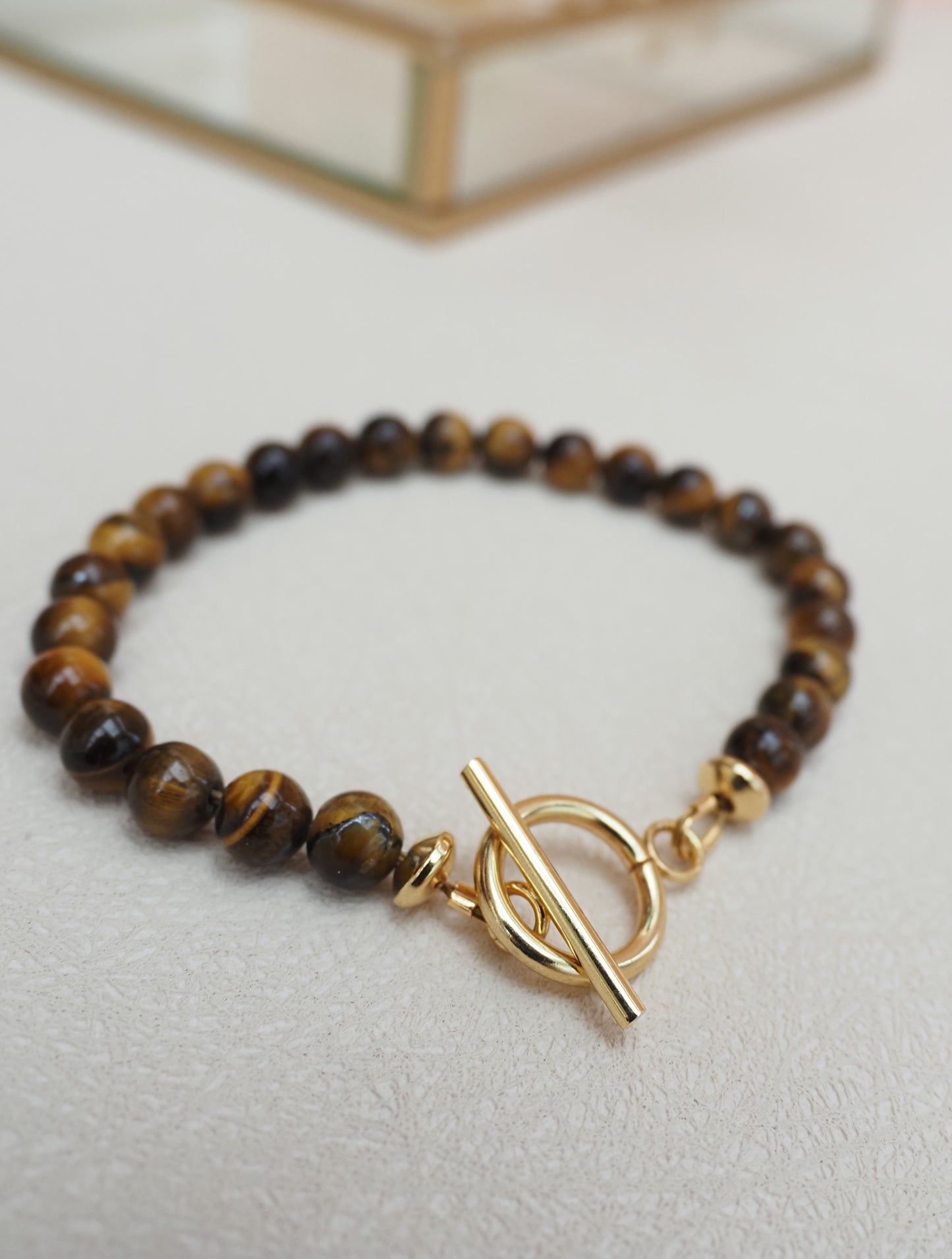 ALEXIA-Armband / Tigeraugenperlen / Knebelverschluss aus goldfarbenem Edelstahl