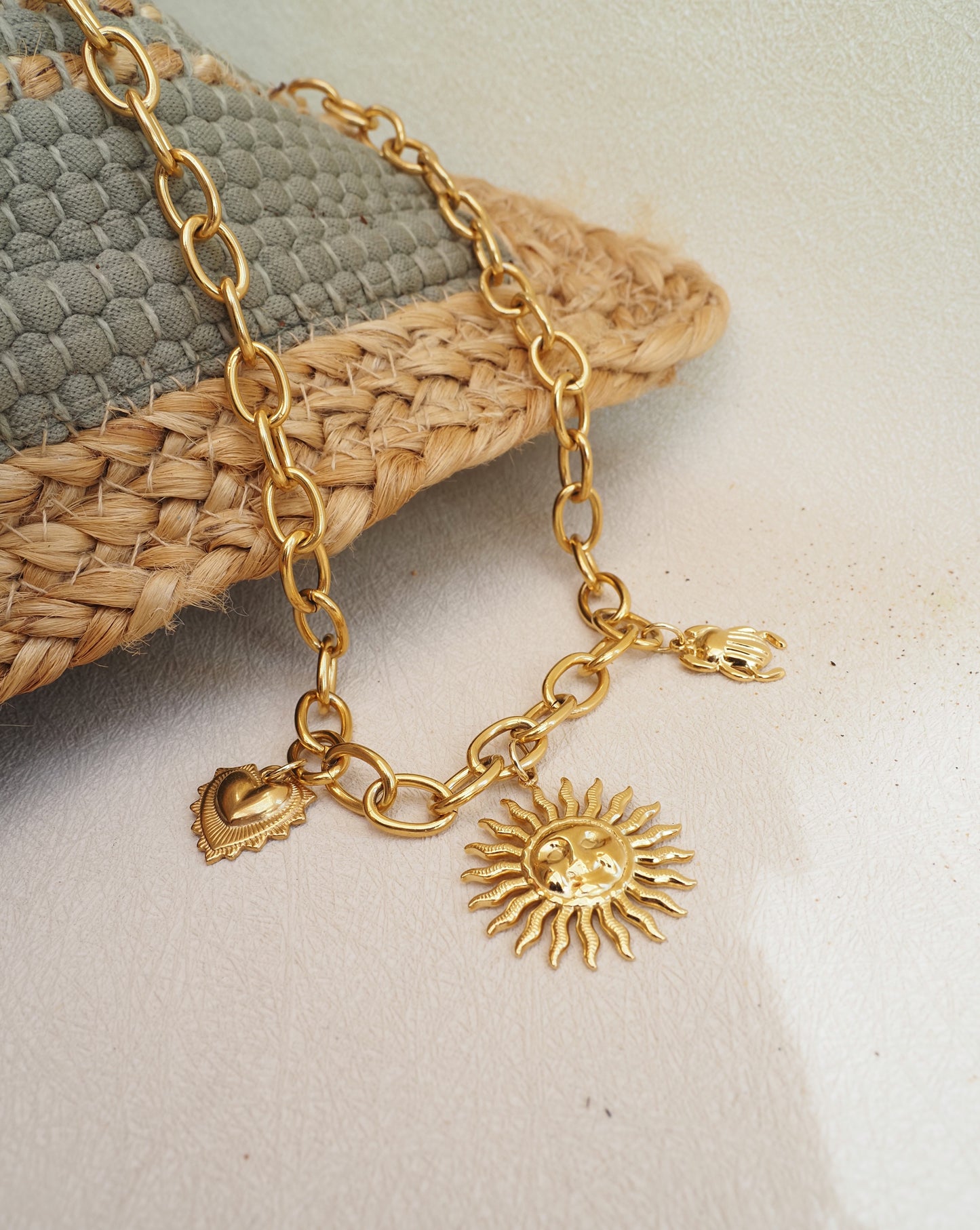 Collier LAURINE / chaîne maille ovale / pendentifs soleil scarabée coeur / acier inoxydable doré