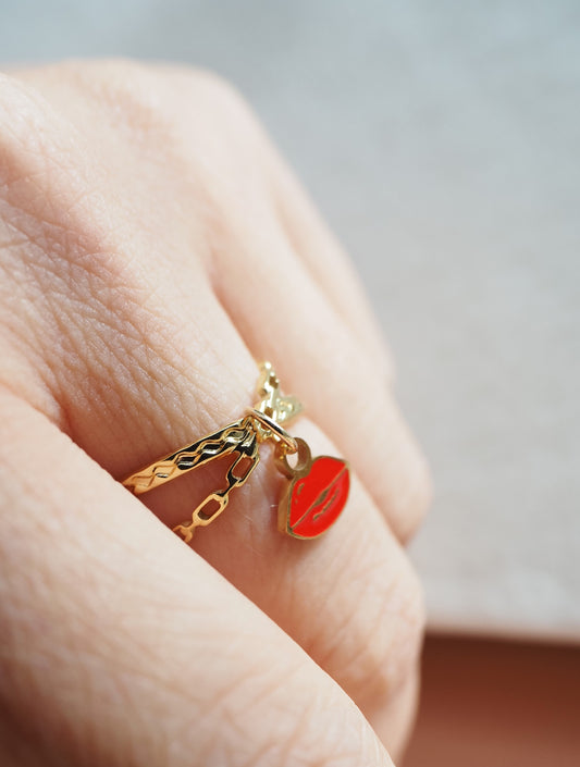Bague ajustable AMANDINE / acier inoxydable doré / breloque bouche rouge