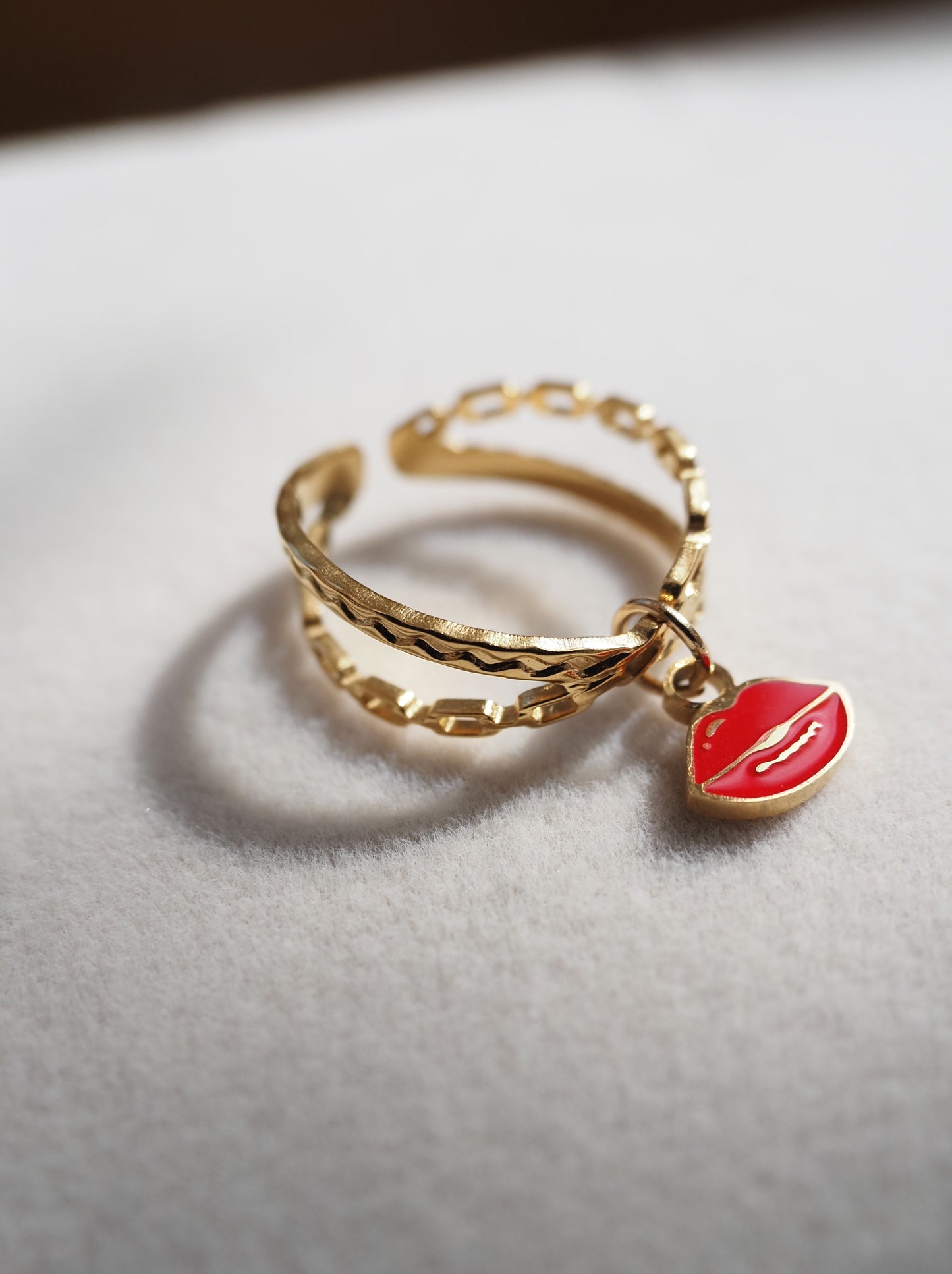 Bague ajustable AMANDINE / acier inoxydable doré / breloque bouche rouge