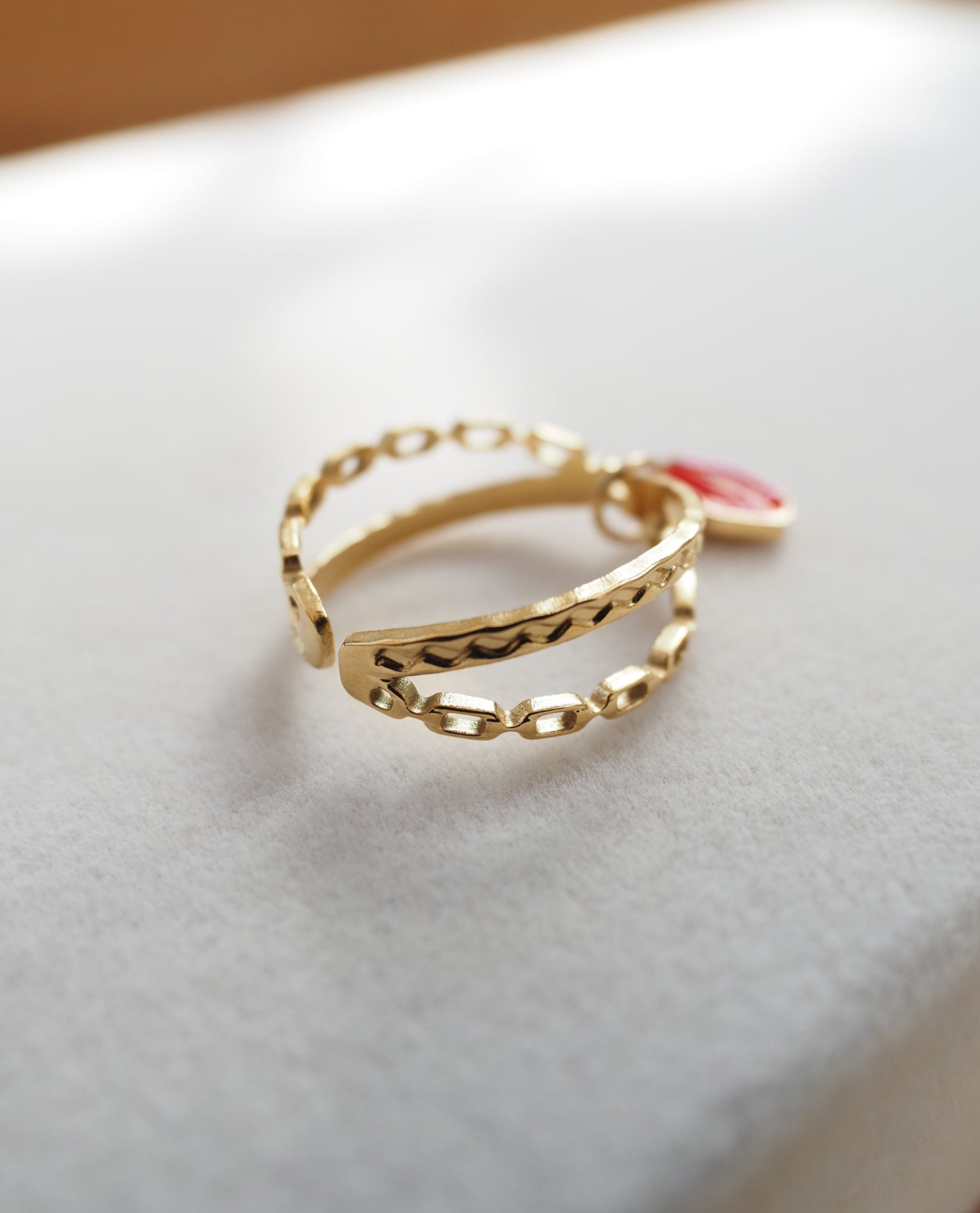 Bague ajustable AMANDINE / acier inoxydable doré / breloque bouche rouge