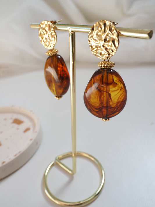 Boucles d’oreilles pendantes SOLEDAD – Clous dorés effet martelé & perle en résine