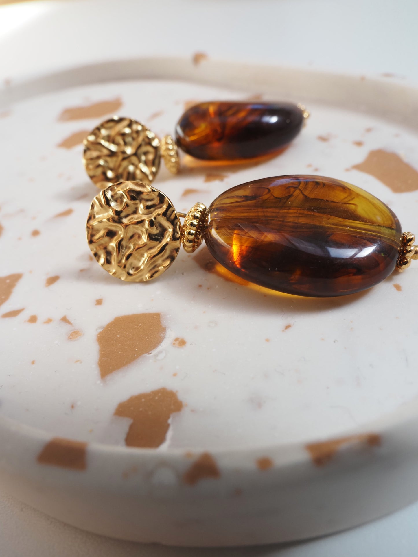 Boucles d’oreilles pendantes SOLEDAD – Clous dorés effet martelé & perle en résine