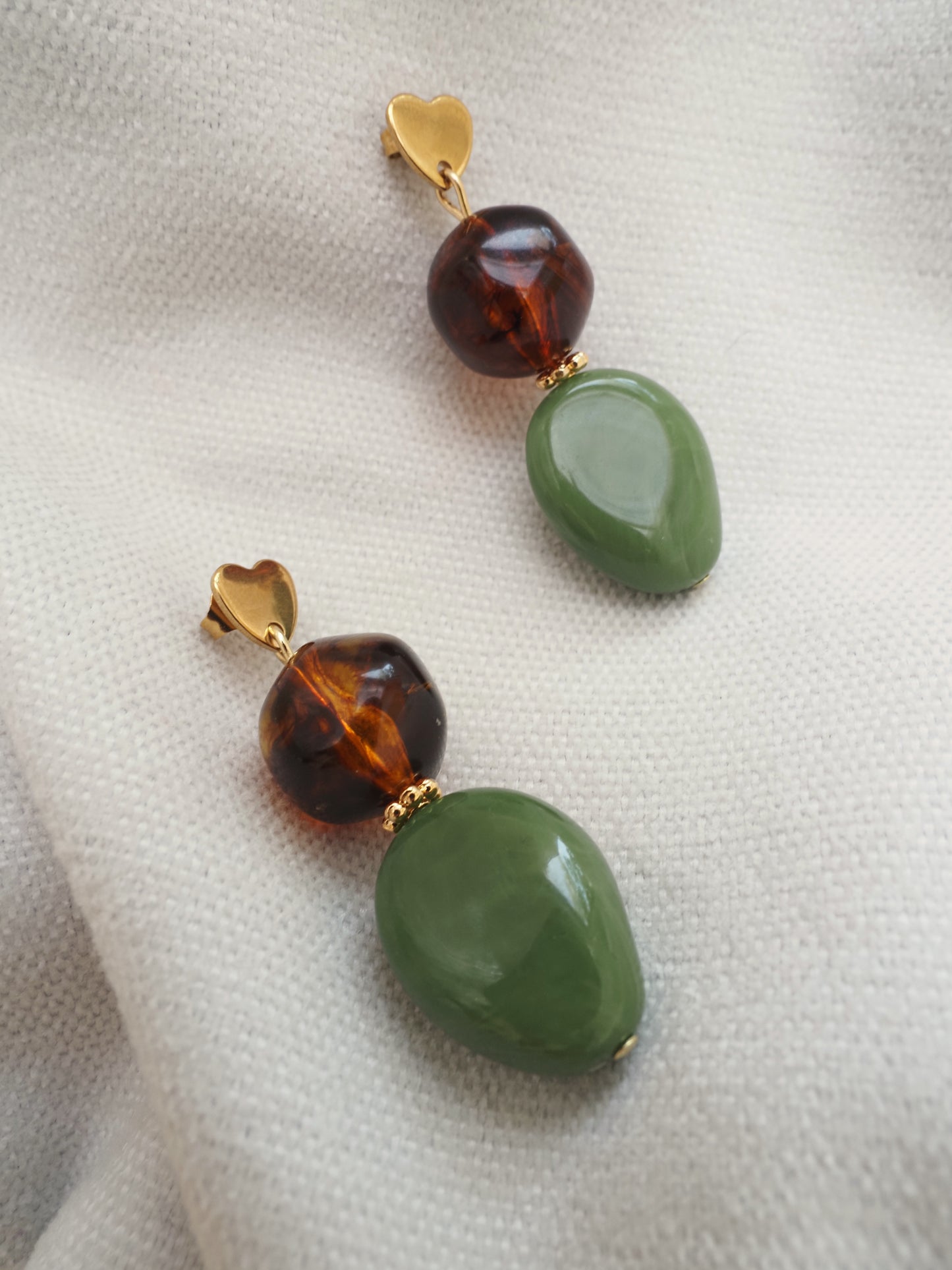 Boucles d’oreilles pendantes GAELLA – Clous dorés coeur & perles en résine