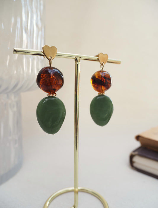 Boucles d’oreilles pendantes GAELLA – Clous dorés coeur & perles en résine