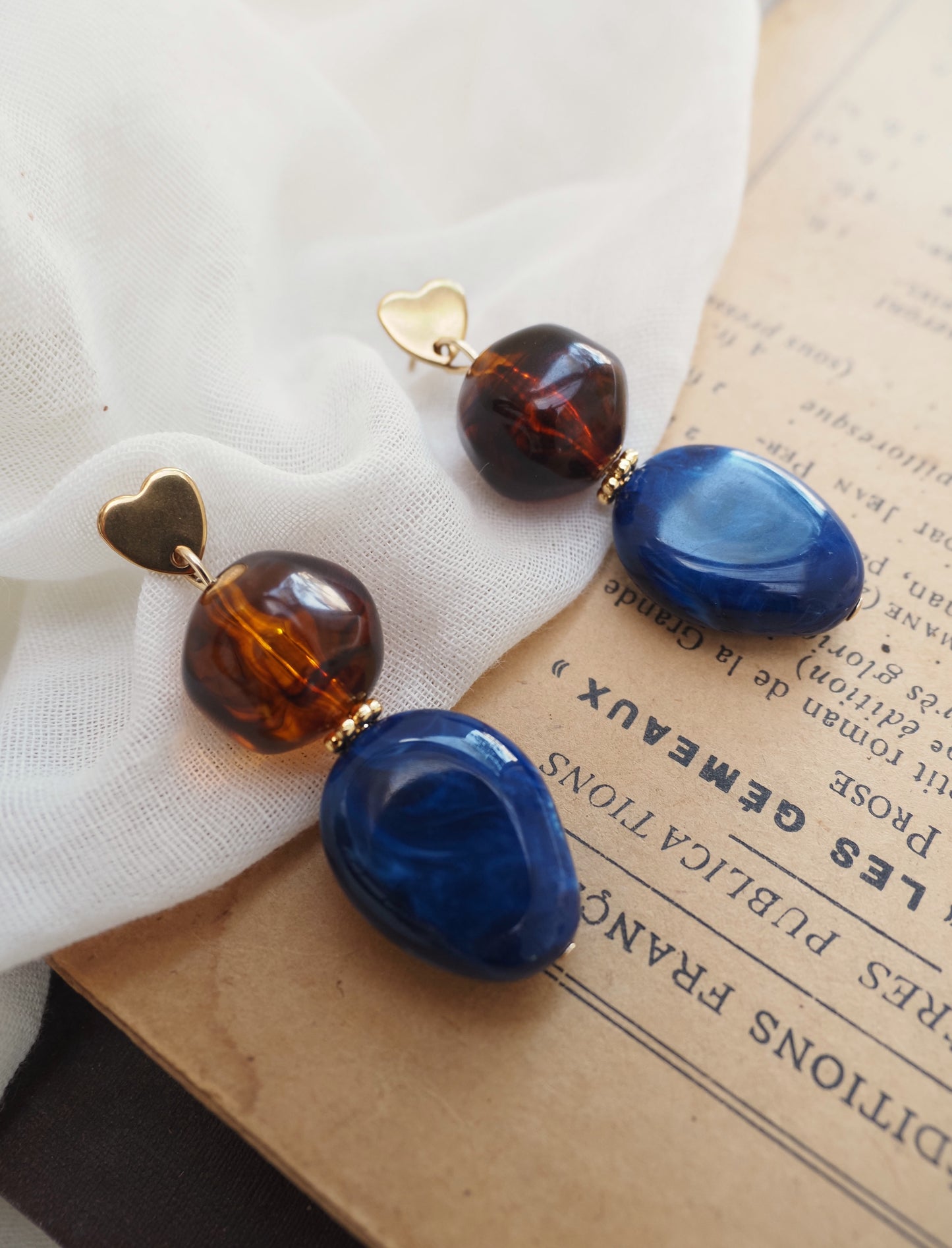 Boucles d’oreilles pendantes GAELLA – Clous dorés coeur & perles en résine