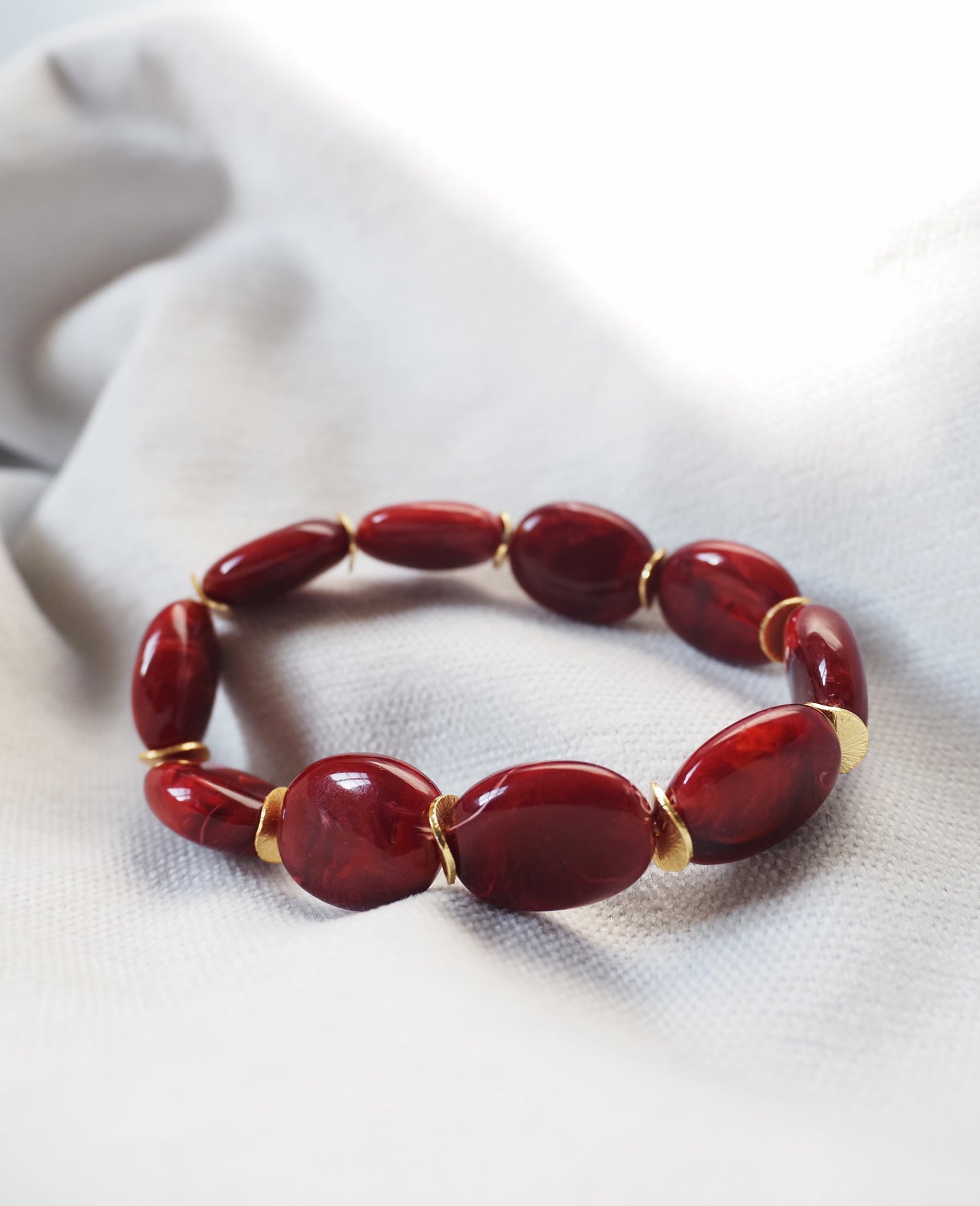 Bracelet Coloré OLIVIA – Perles ovales en résine marbrée & détails dorés