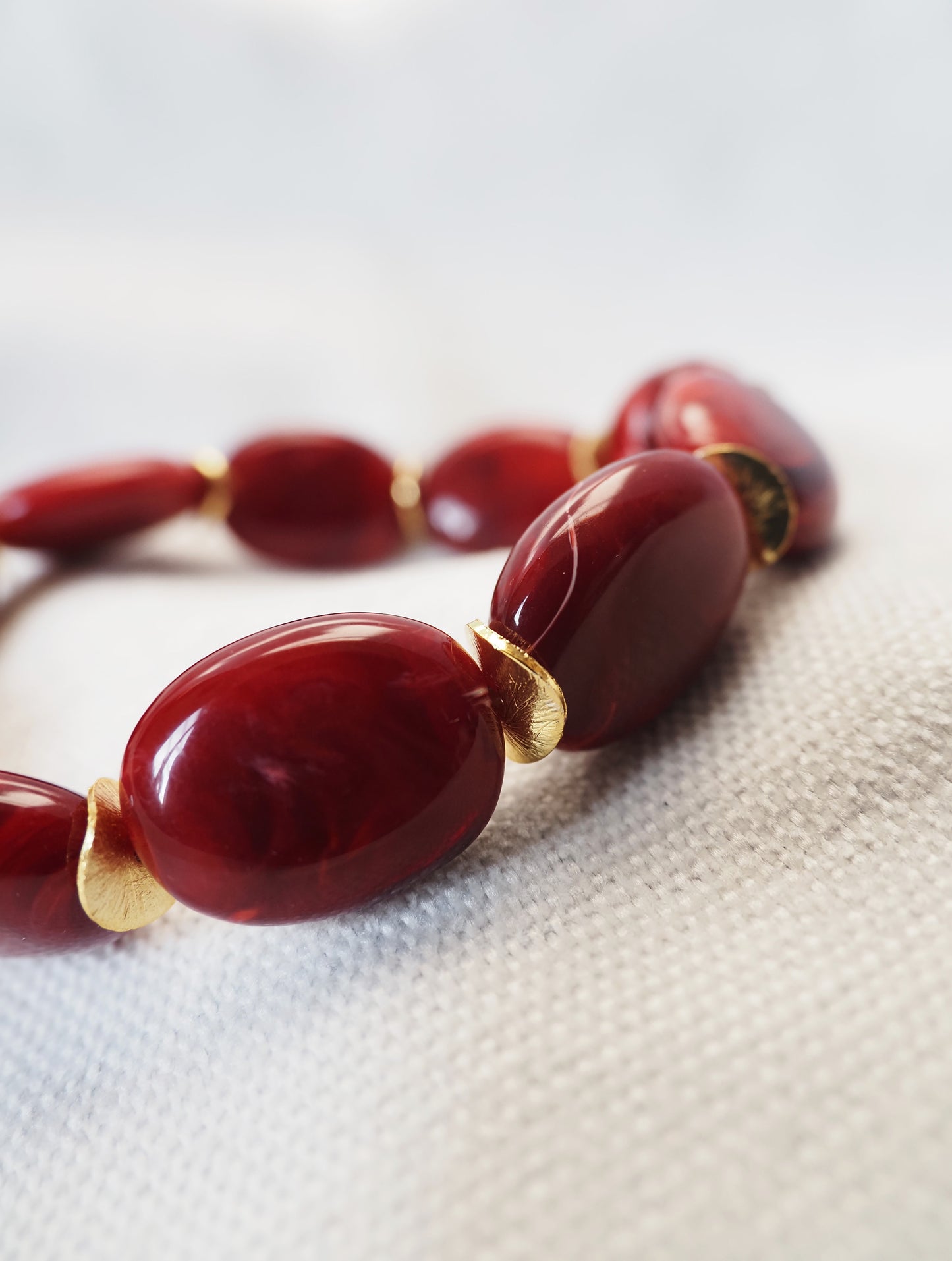Bracelet Coloré OLIVIA – Perles ovales en résine marbrée & détails dorés