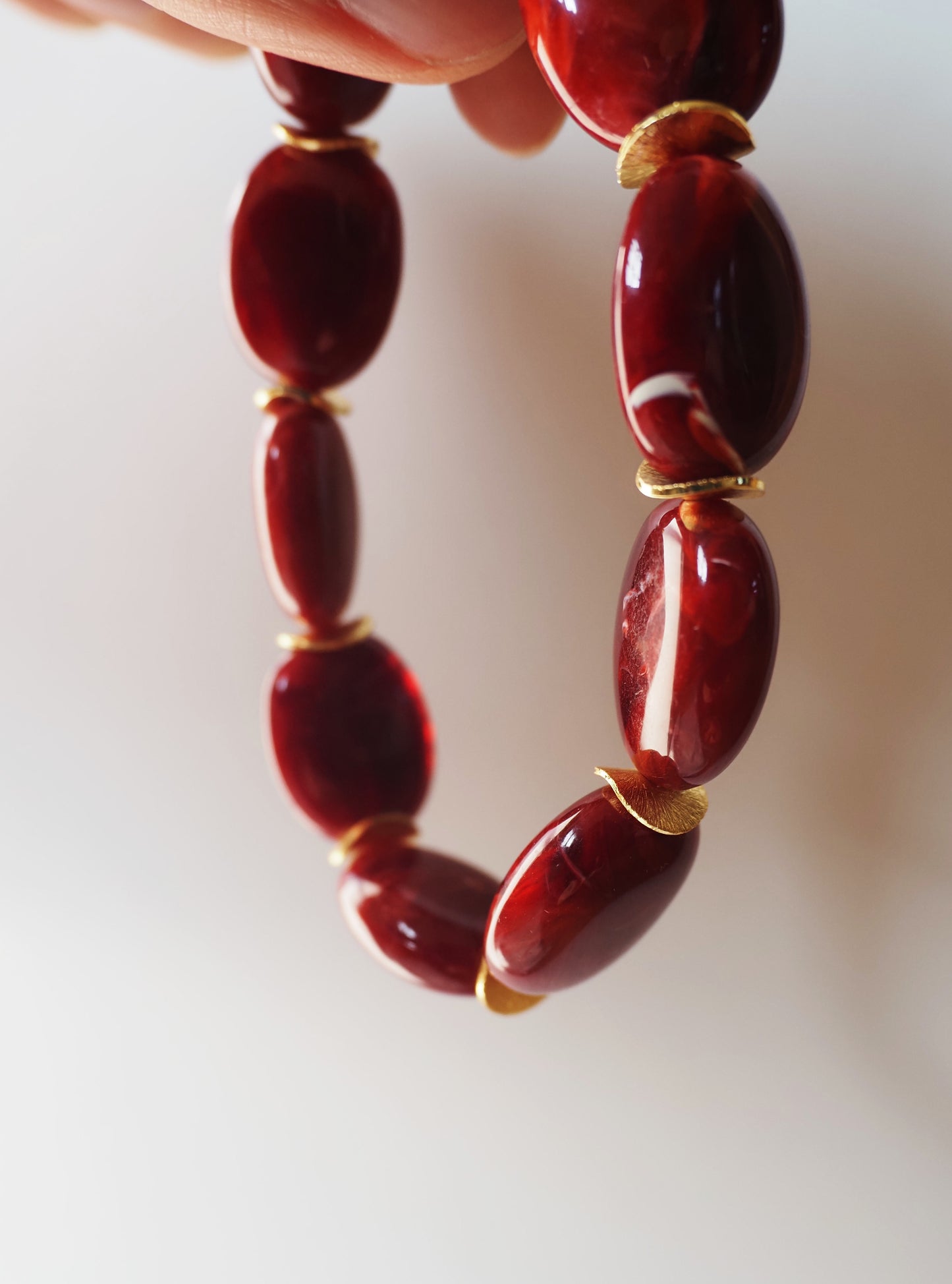 Bracelet Coloré OLIVIA – Perles ovales en résine marbrée & détails dorés
