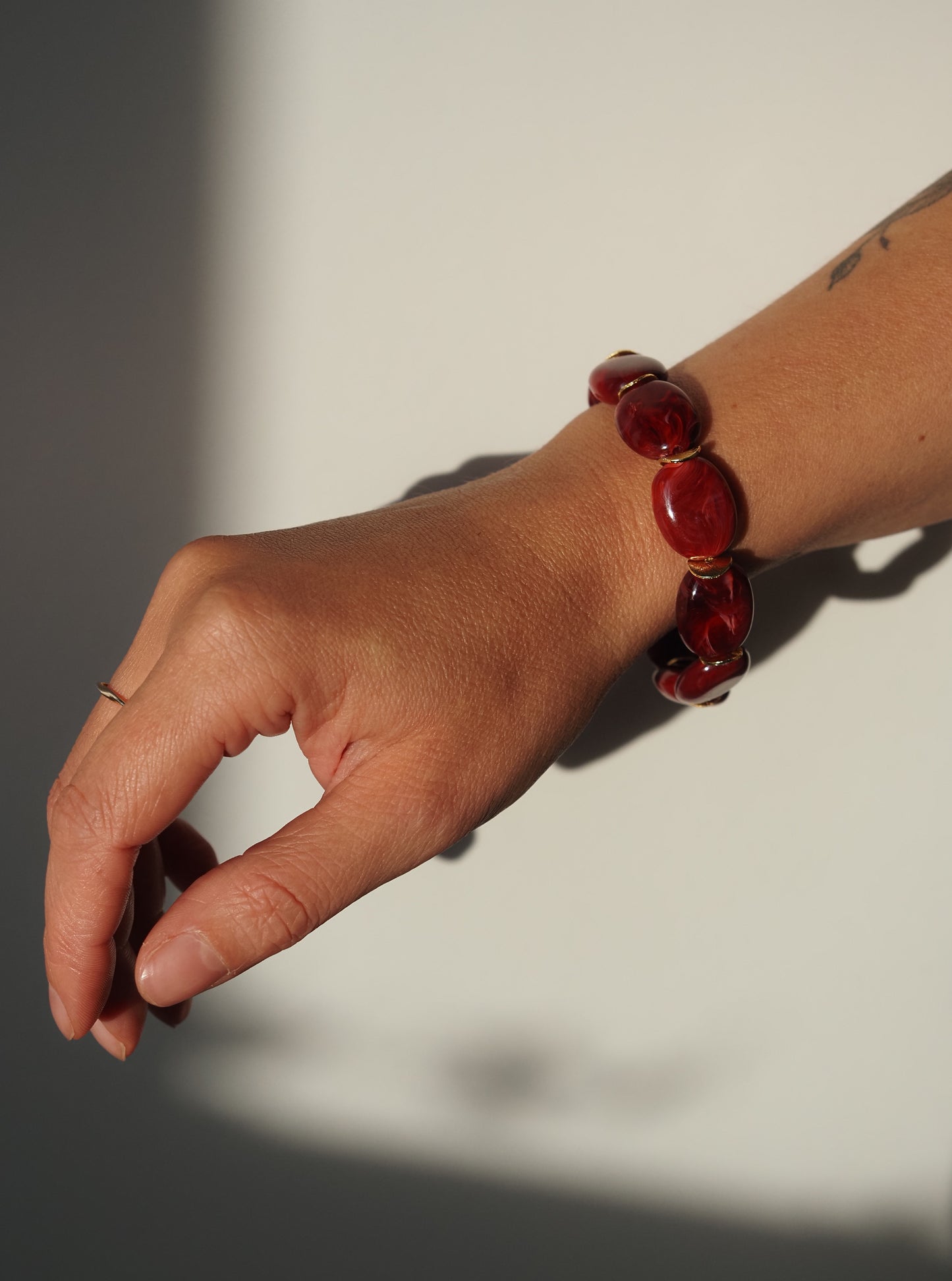 Bracelet Coloré OLIVIA – Perles ovales en résine marbrée & détails dorés