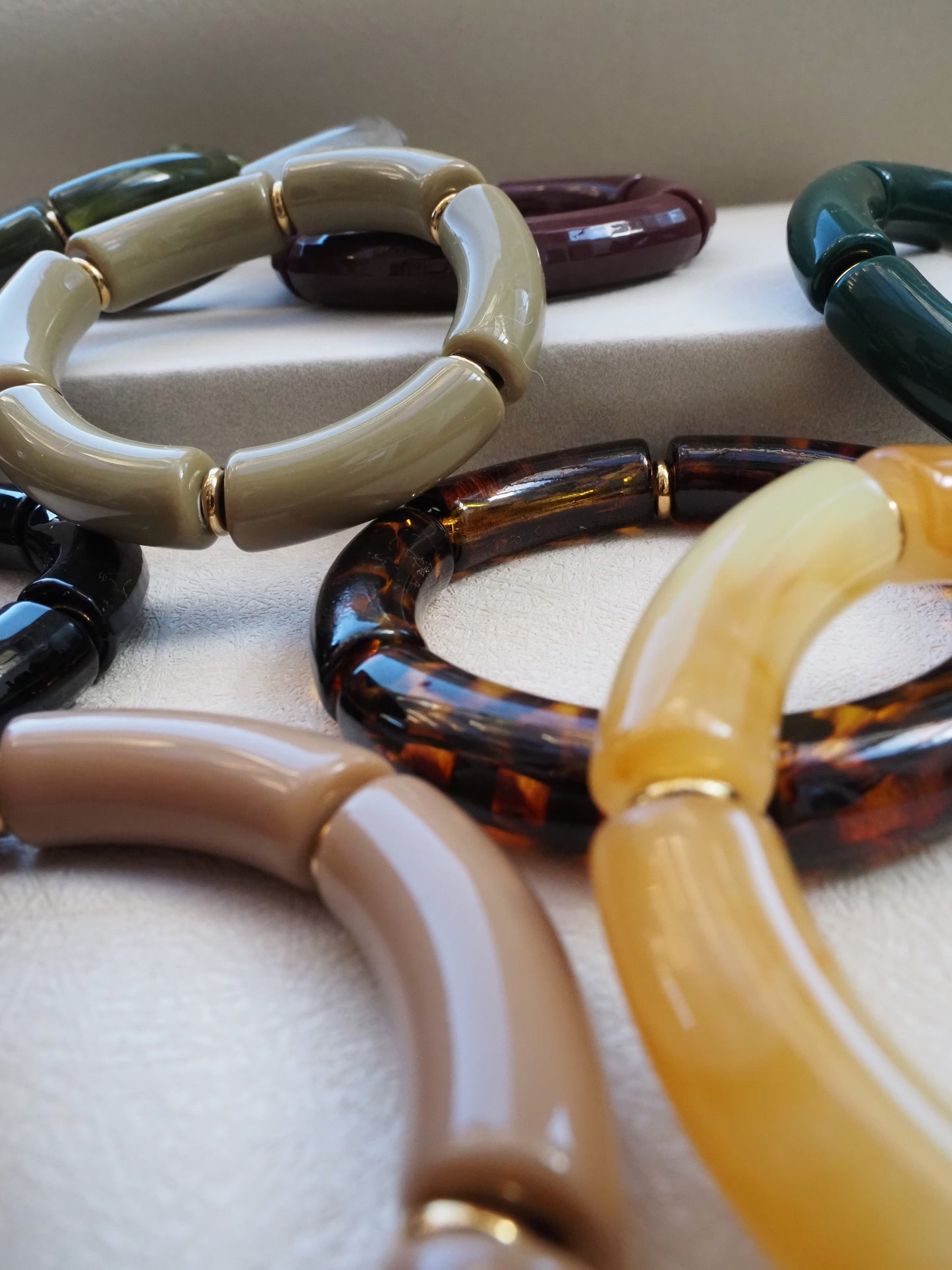 CELINE 2 elastisches Armband / große gebogene Röhrenperlen aus Acrylharz