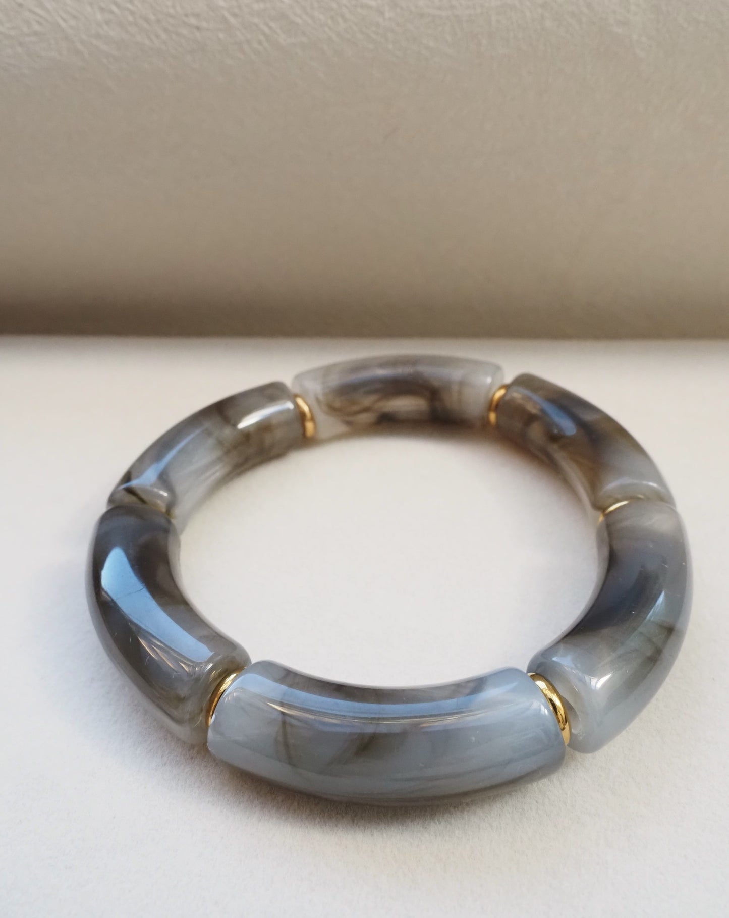 CELINE 2 elastisches Armband / große gebogene Röhrenperlen aus Acrylharz