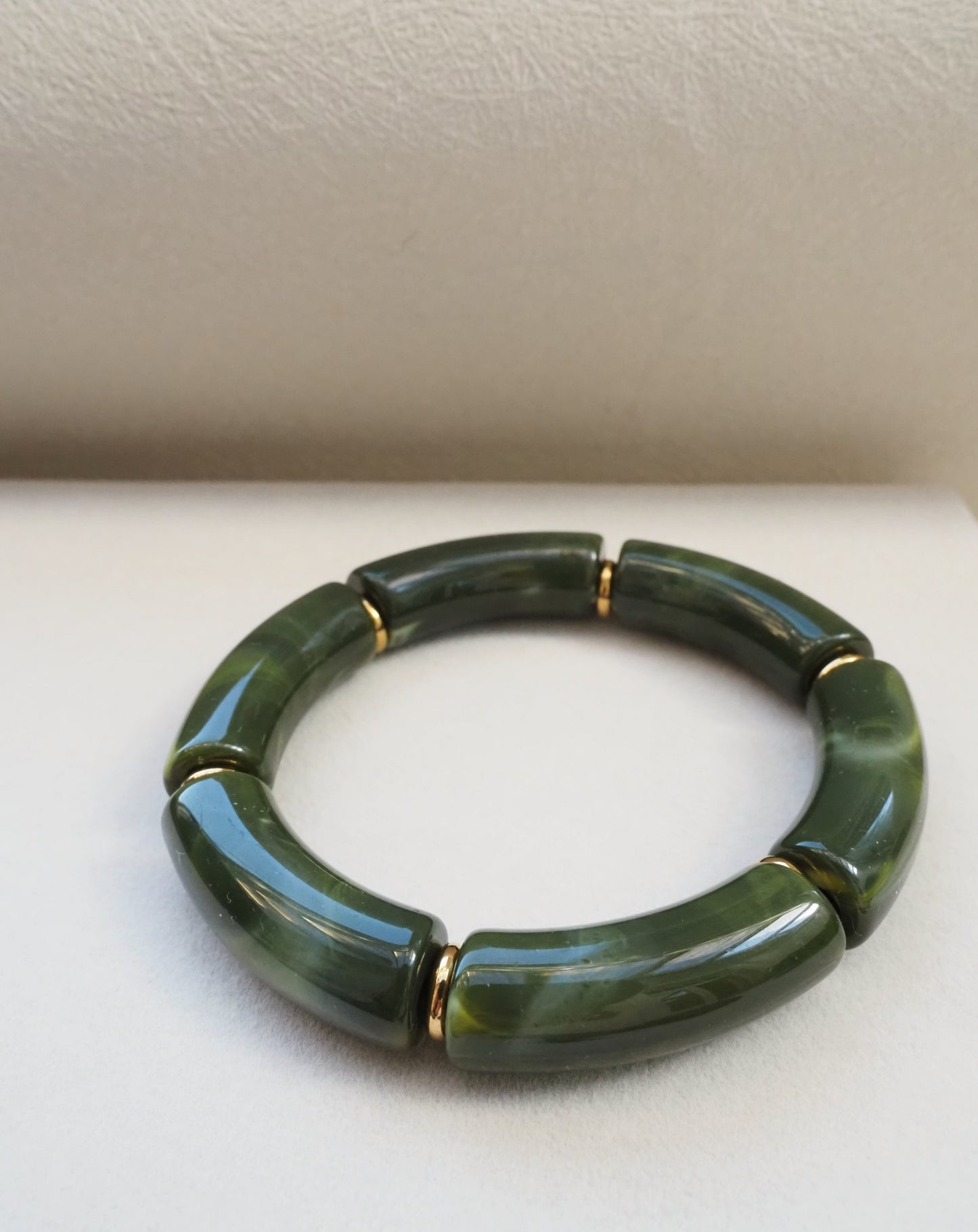 CELINE 2 elastisches Armband / große gebogene Röhrenperlen aus Acrylharz