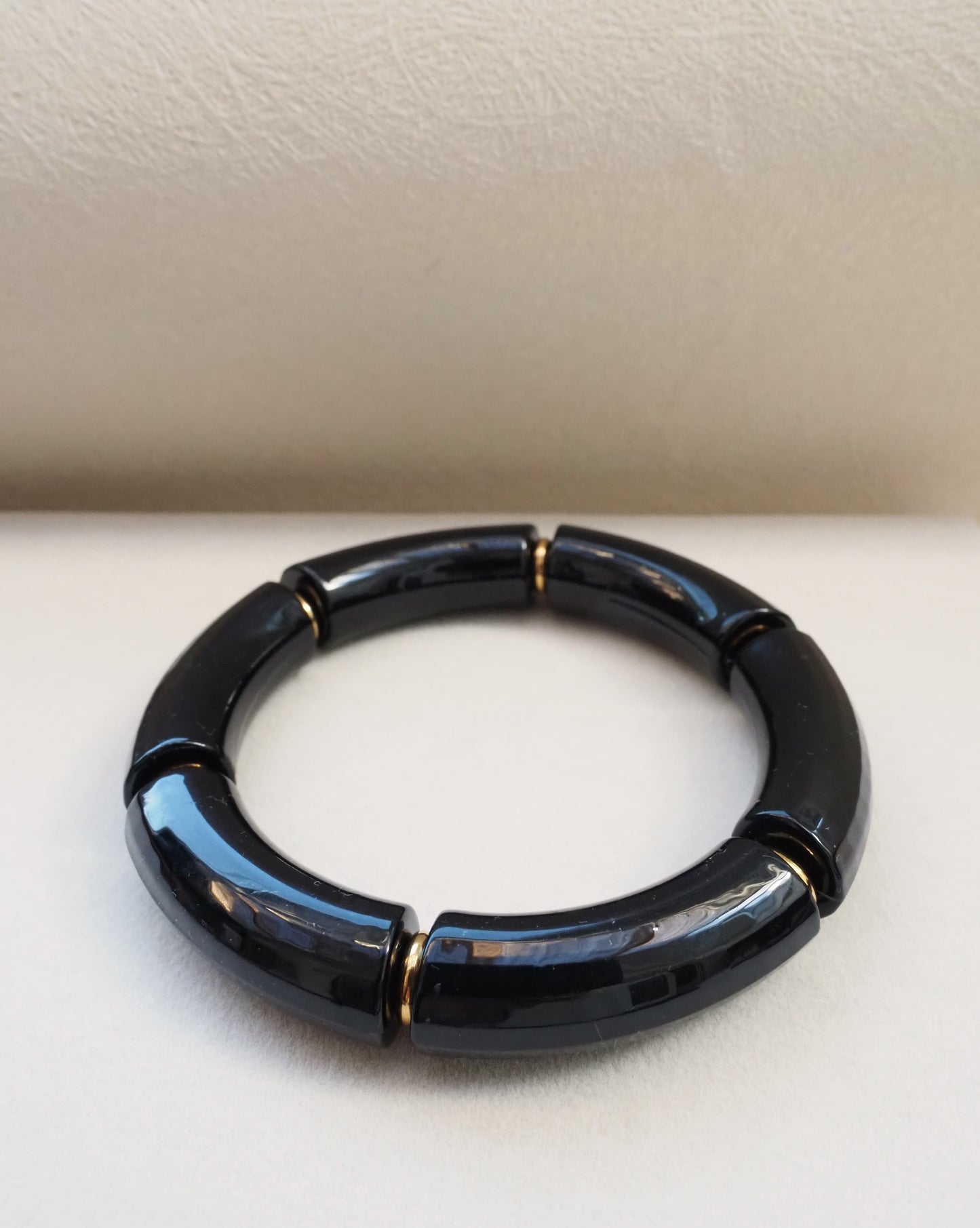 CELINE 2 elastisches Armband / große gebogene Röhrenperlen aus Acrylharz