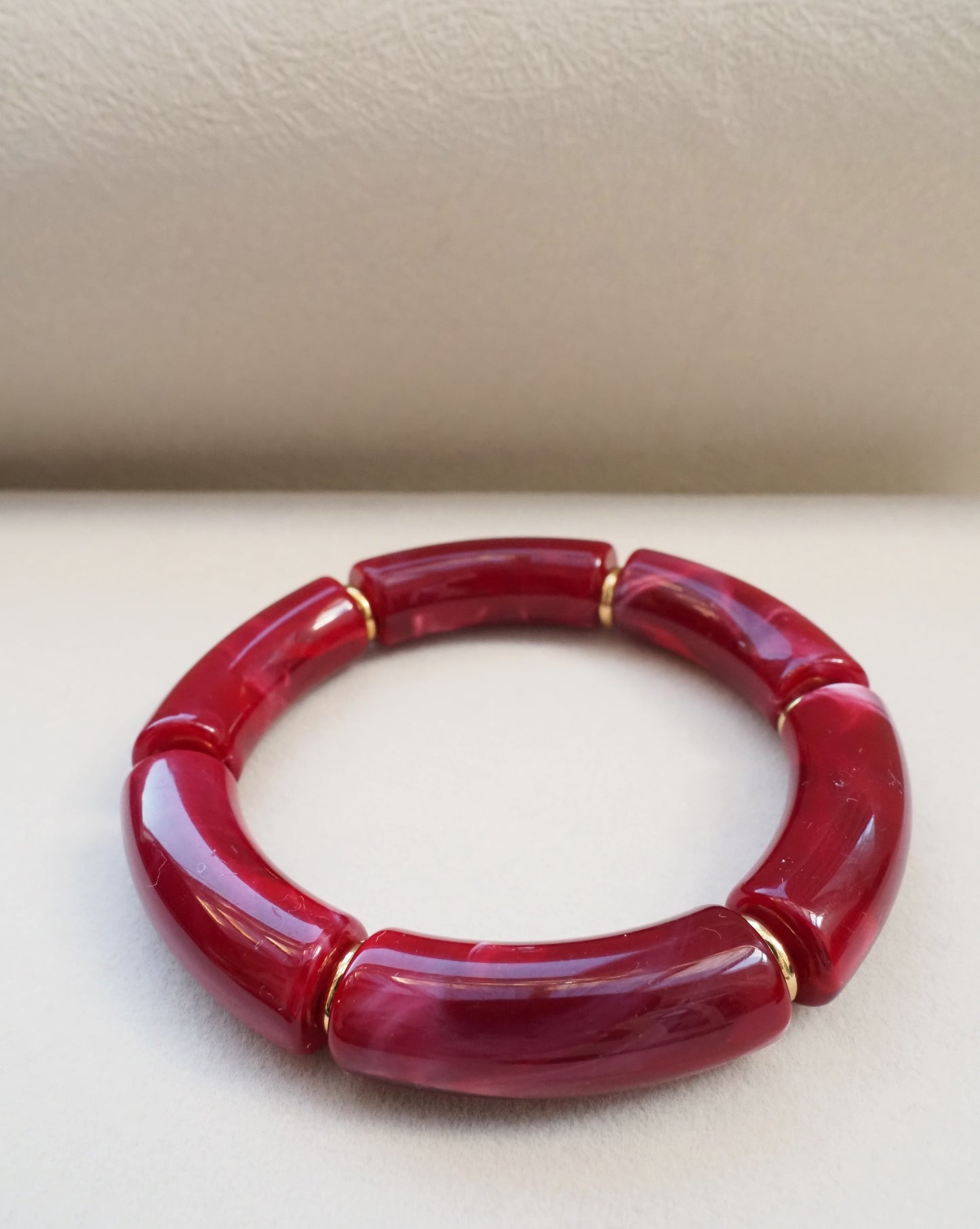 CELINE 2 elastisches Armband / große gebogene Röhrenperlen aus Acrylharz