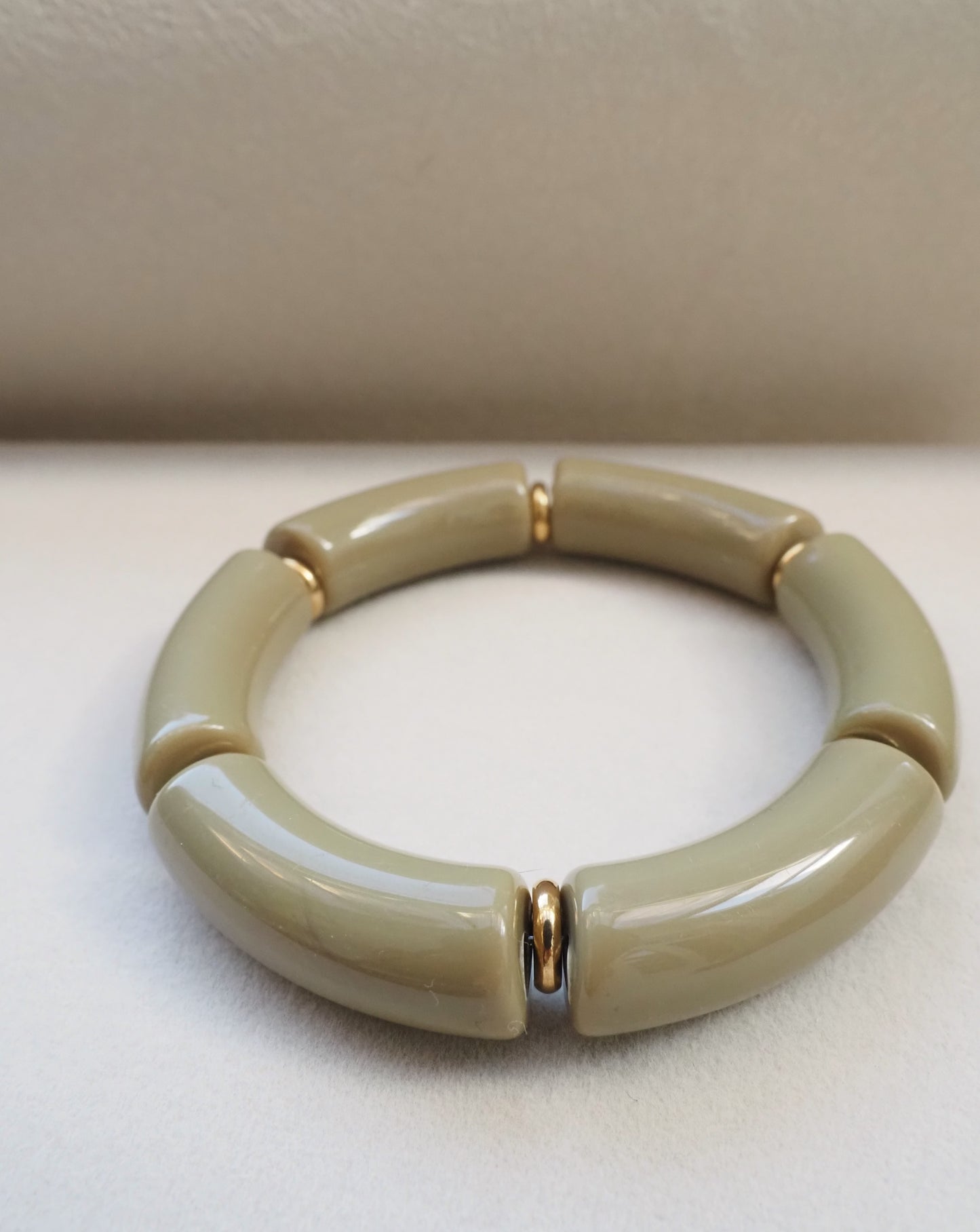 CELINE 2 elastisches Armband / große gebogene Röhrenperlen aus Acrylharz