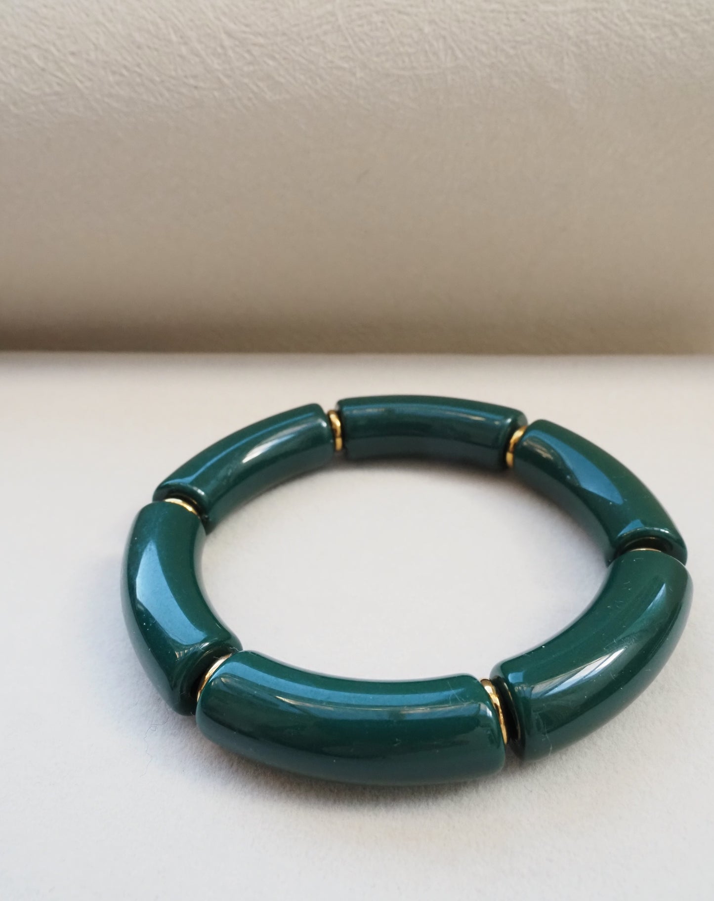 CELINE 2 elastisches Armband / große gebogene Röhrenperlen aus Acrylharz