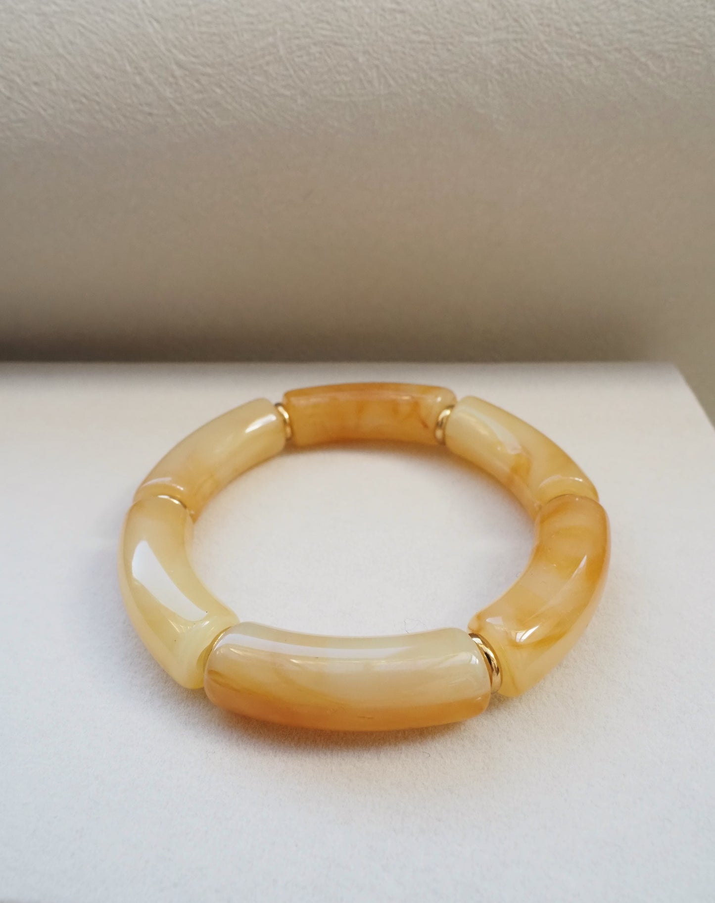 CELINE 2 elastisches Armband / große gebogene Röhrenperlen aus Acrylharz