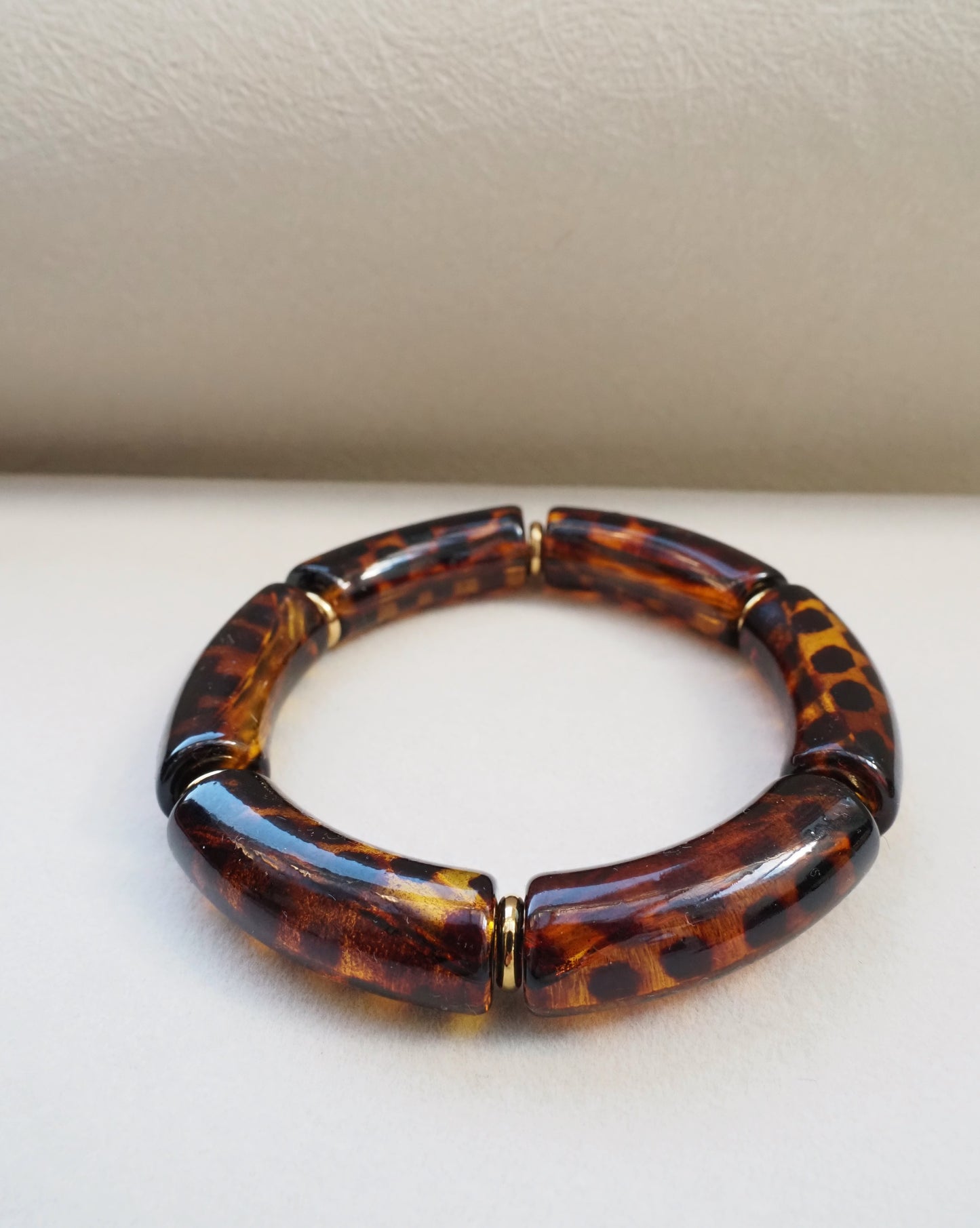 CELINE 2 elastisches Armband / große gebogene Röhrenperlen aus Acrylharz