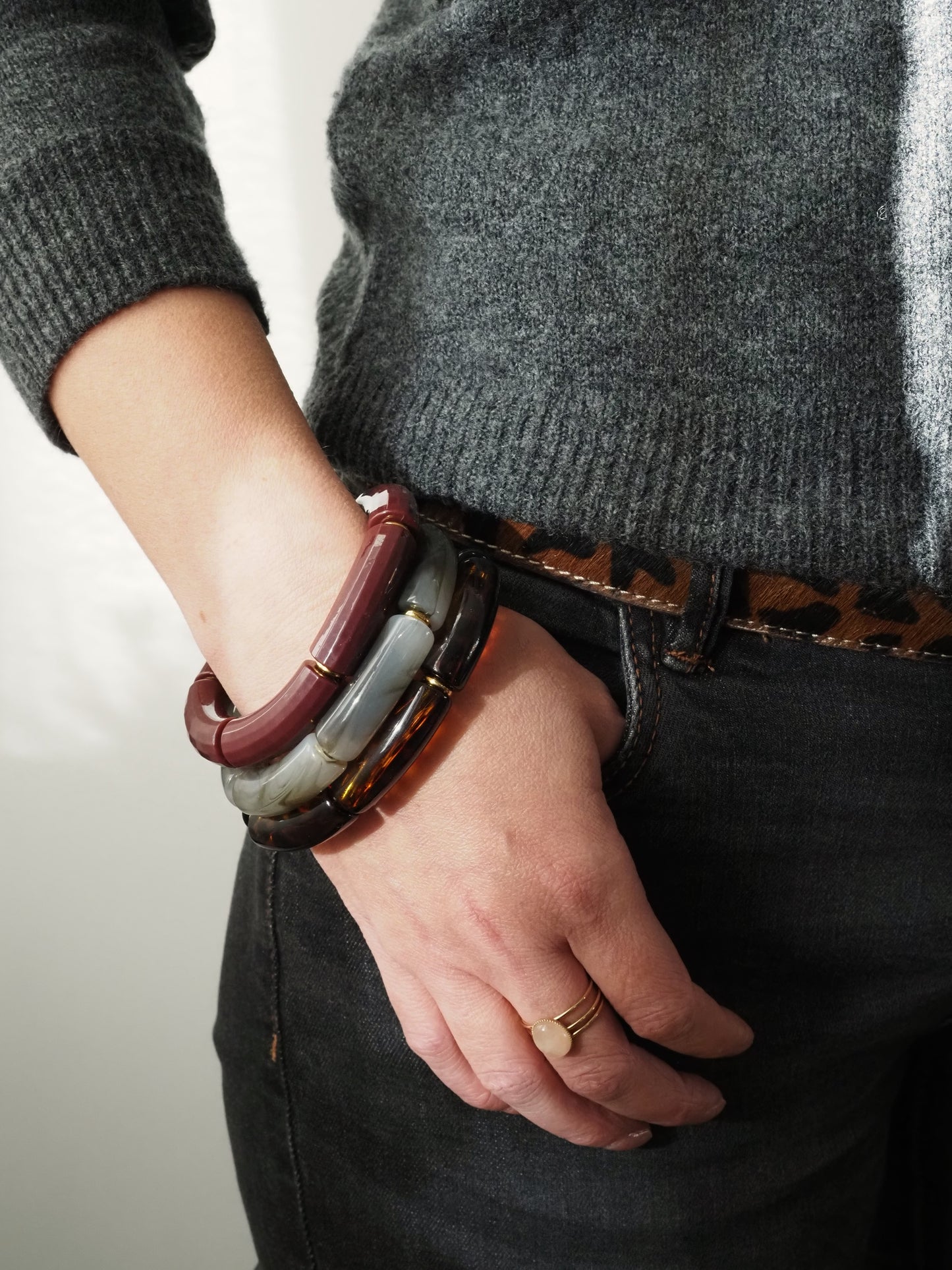 CELINE 2 elastisches Armband / große gebogene Röhrenperlen aus Acrylharz