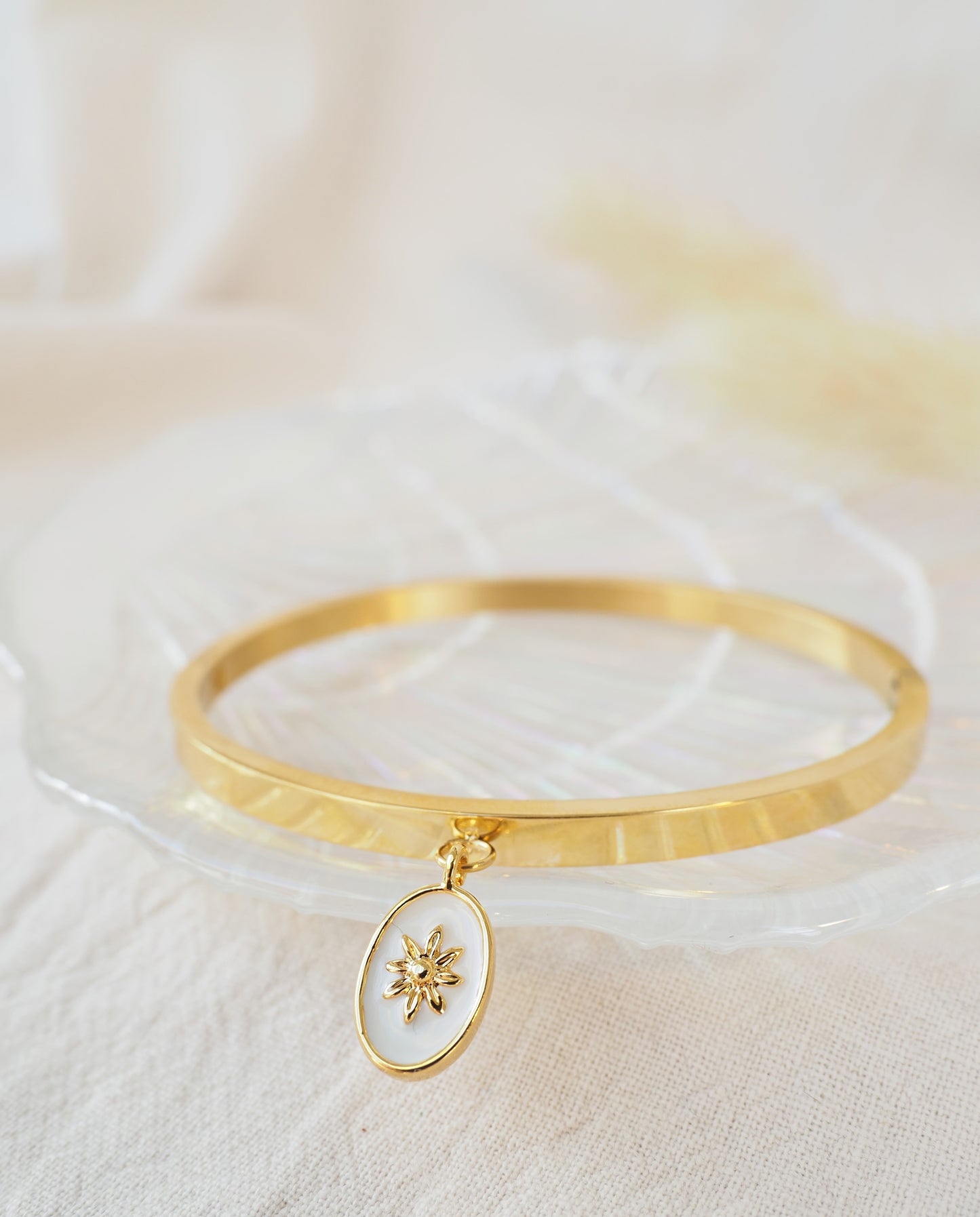 AURELIE Armreif / goldfarbener Edelstahl / Epoxidharz-Sonnenmedaille