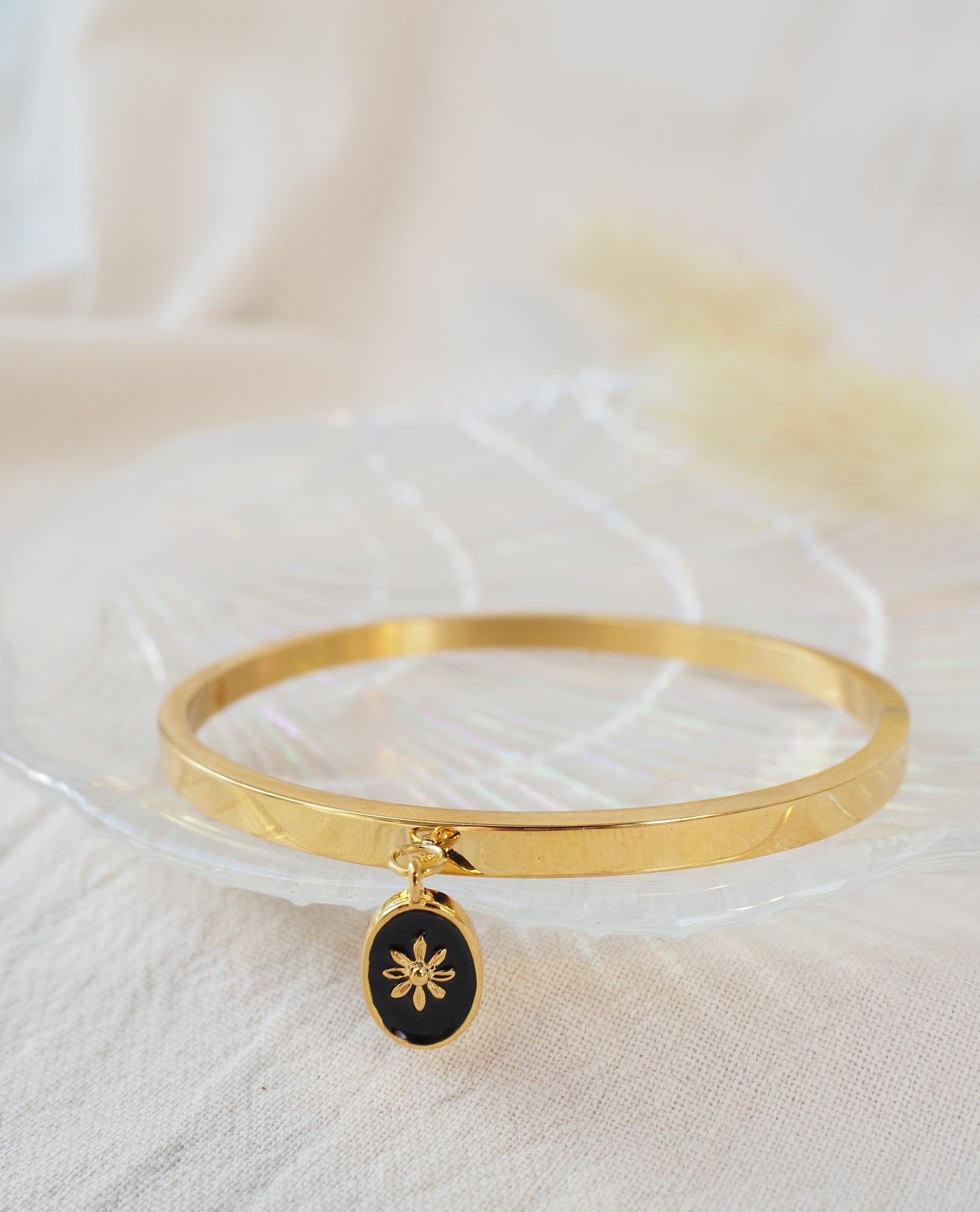 AURELIE Armreif / goldfarbener Edelstahl / Epoxidharz-Sonnenmedaille