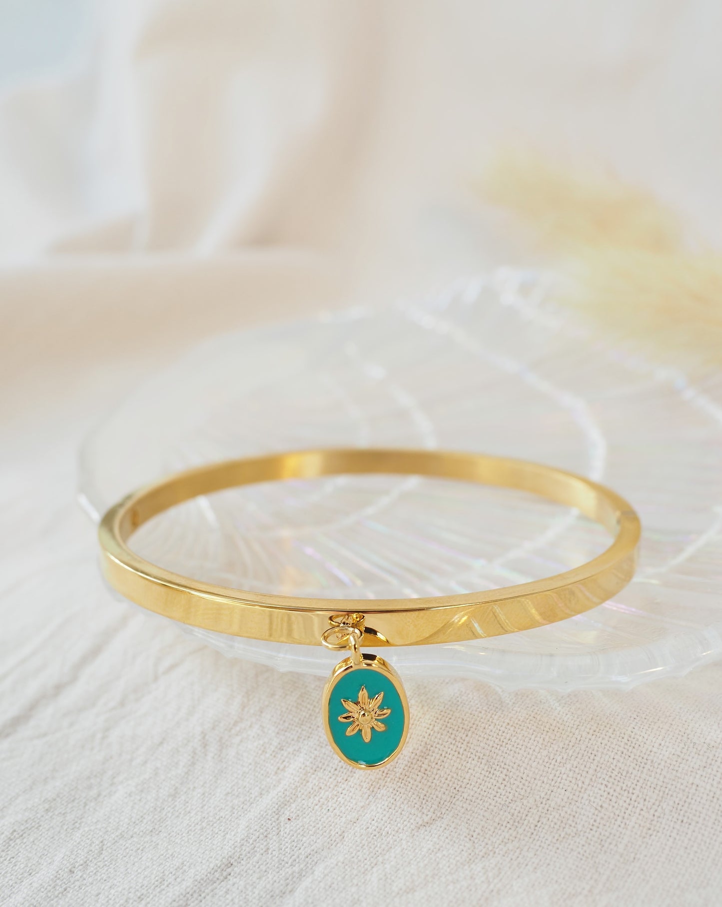 AURELIE Armreif / goldfarbener Edelstahl / Epoxidharz-Sonnenmedaille