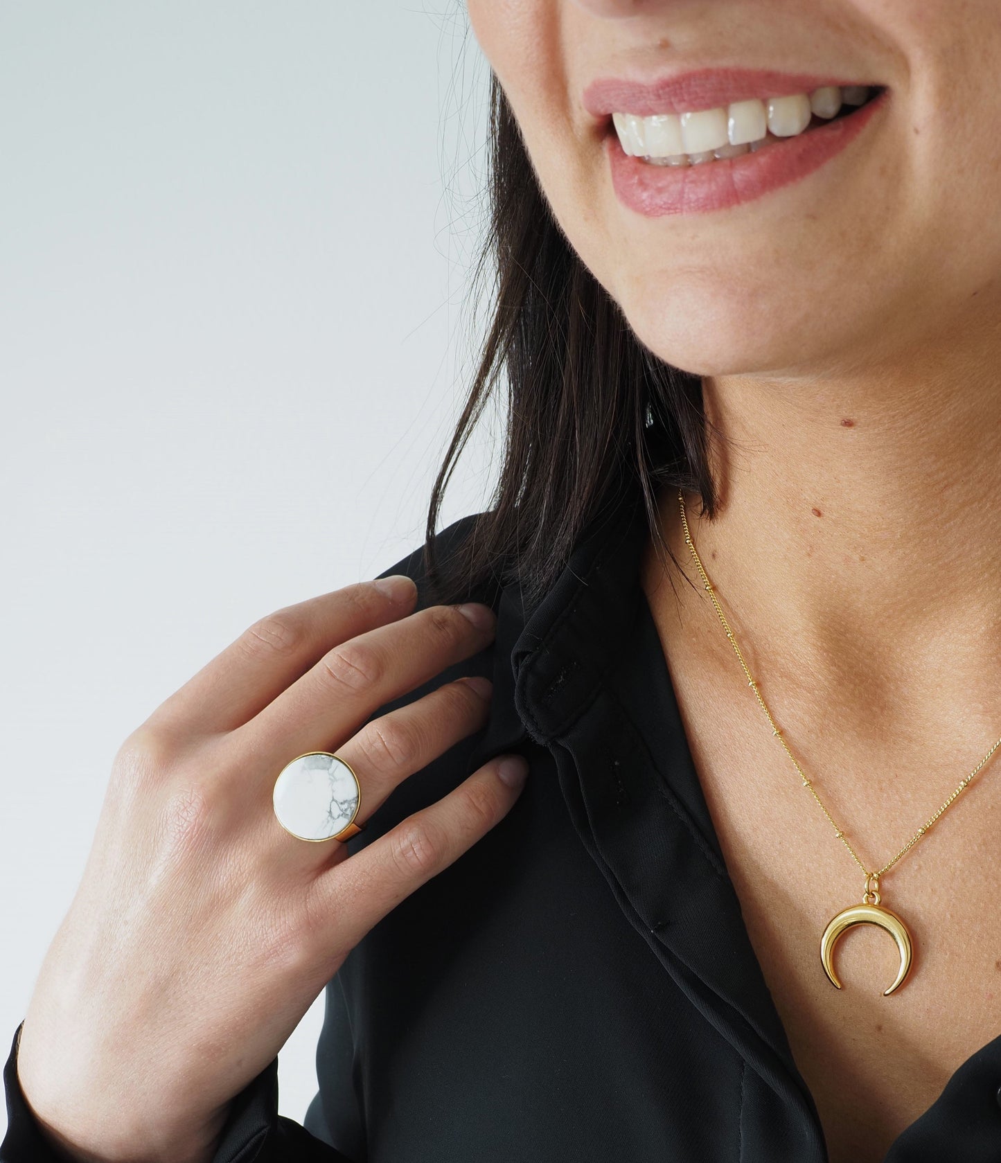 Bague ajustable MATHILDE / laiton doré / cabochon en pierre howlite