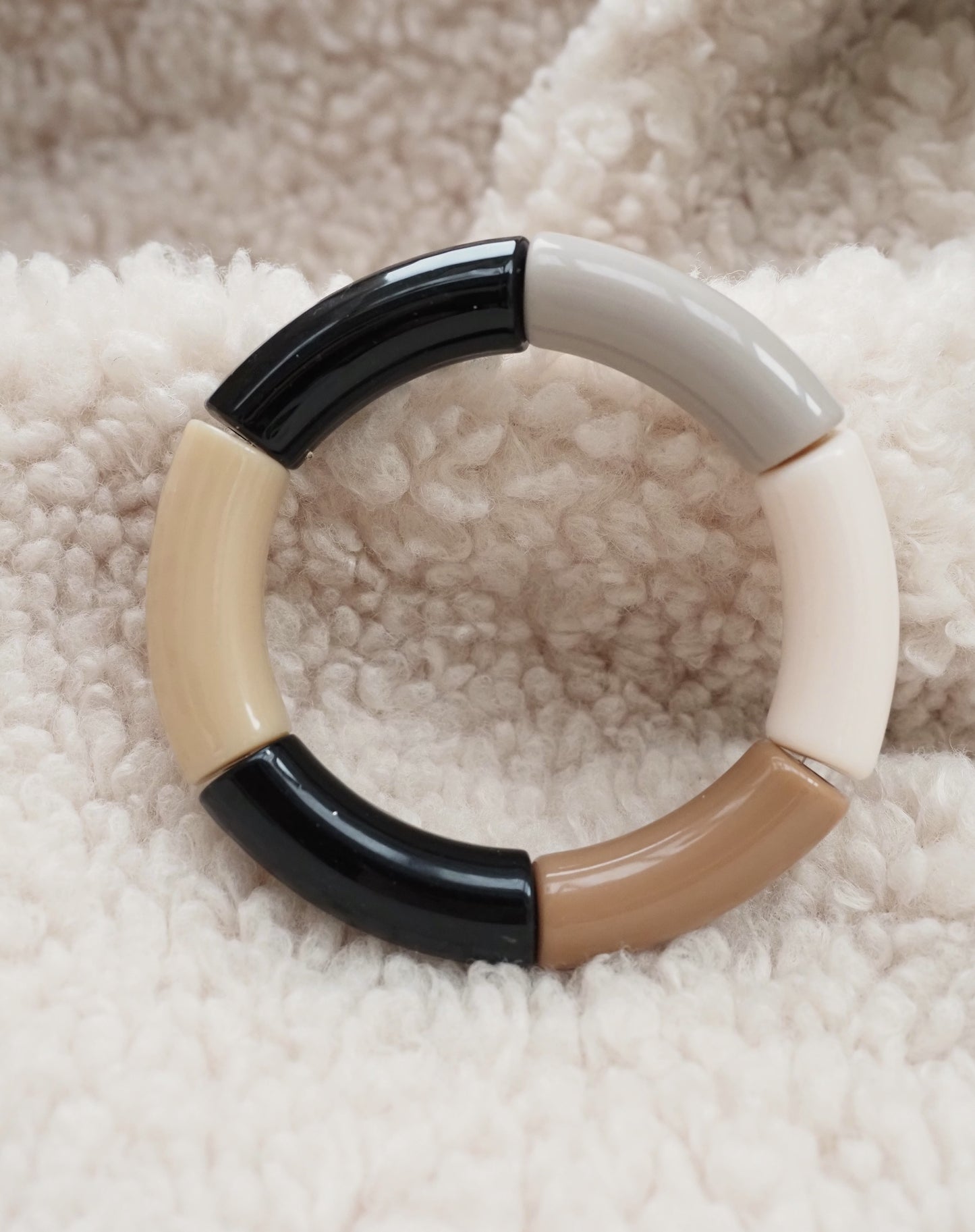 Bracelet élastique NELLY 3 / grosses perles tubes en résine acrylique incurvées