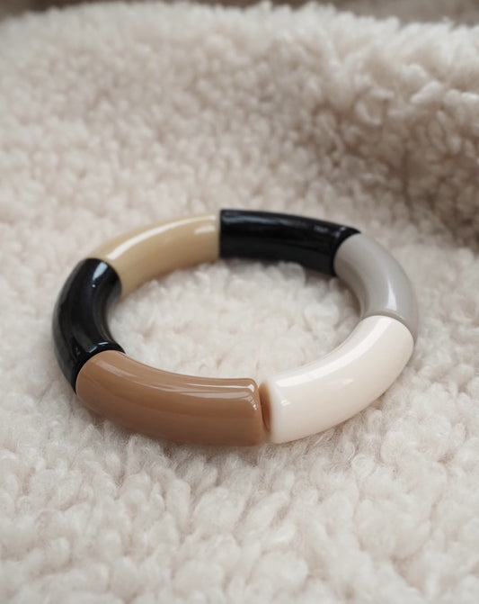 Bracelet élastique NELLY 3 / grosses perles tubes en résine acrylique incurvées