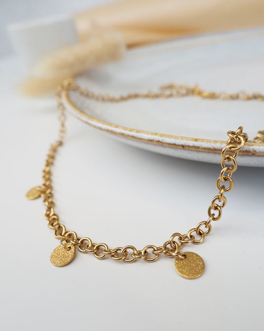 Collier court CHARLOTTE / chaîne maille rolo / sequins dorés