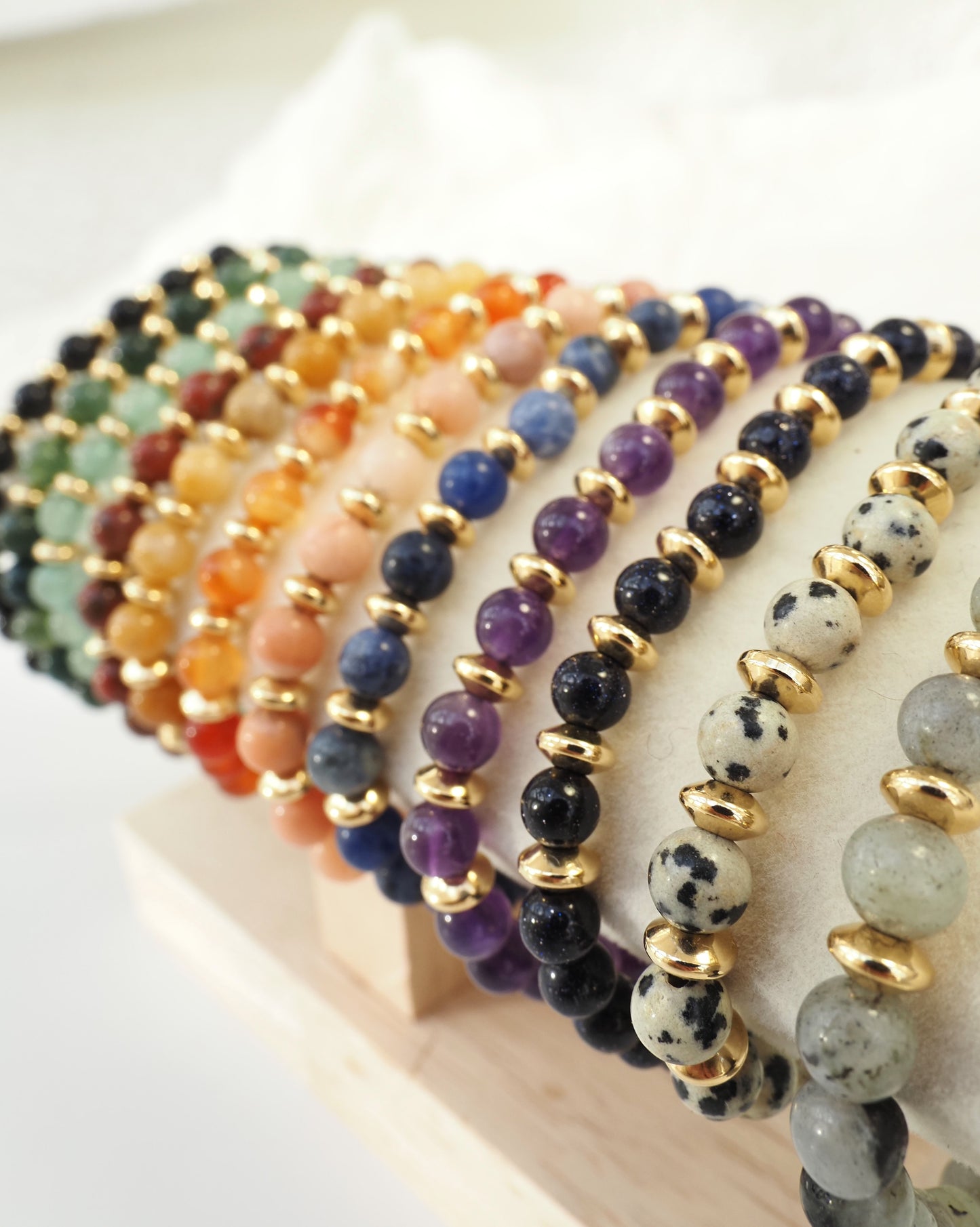 Armband OCEANE 2 / runde Perlen aus Halbedelsteinen / goldene Edelstahlperlen