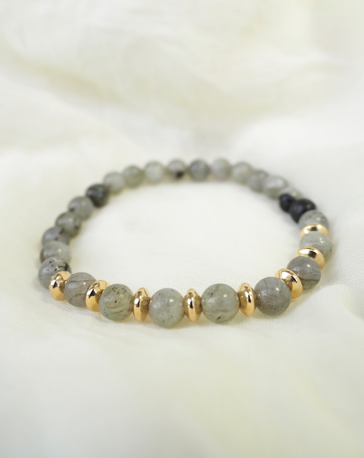 OCEANE-Armband / runde Perlen aus Halbedelsteinen / goldene Edelstahlperlen