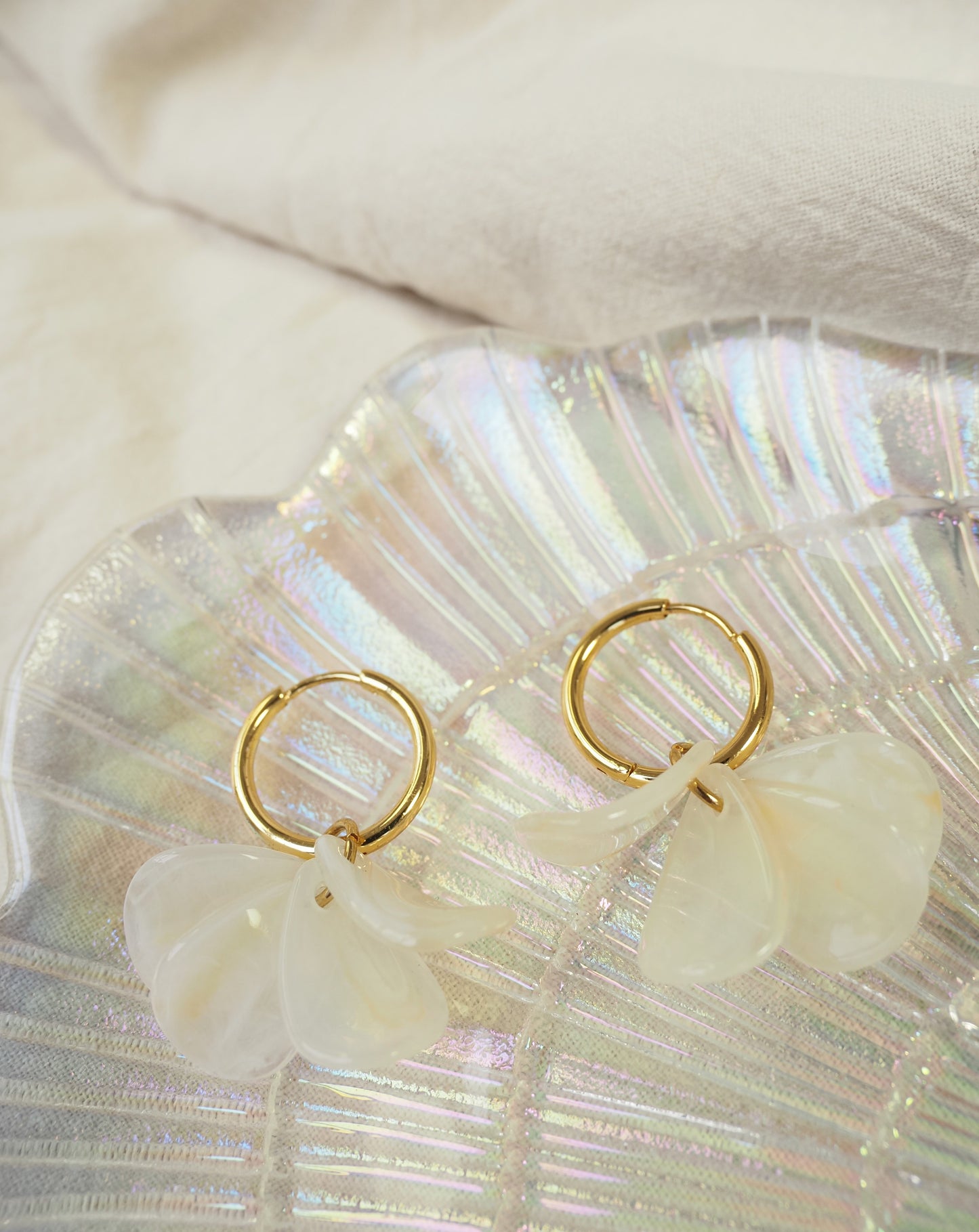 Boucles d'oreilles créoles CHLOE / acier inoxydable doré / pétales de fleurs acryliques marbrés