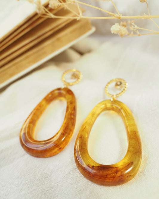 Boucles d'oreilles pendantes MARIA / résine ambrée / cercle texturé
