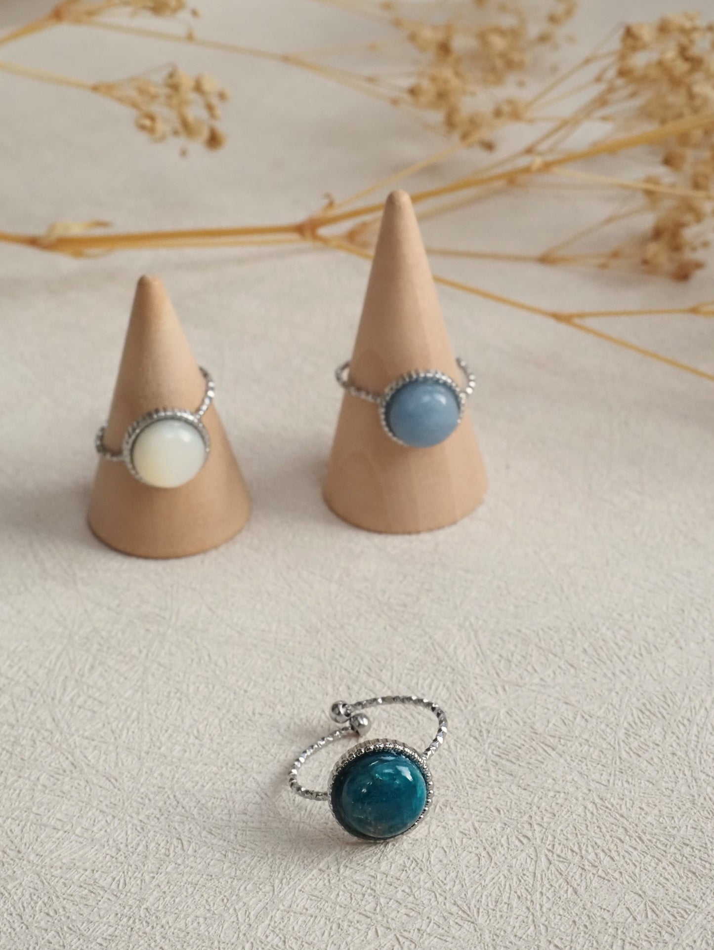 Bague ajustable FELICIE – Acier inoxydable argenté, cabochon en pierre fine ou nacre