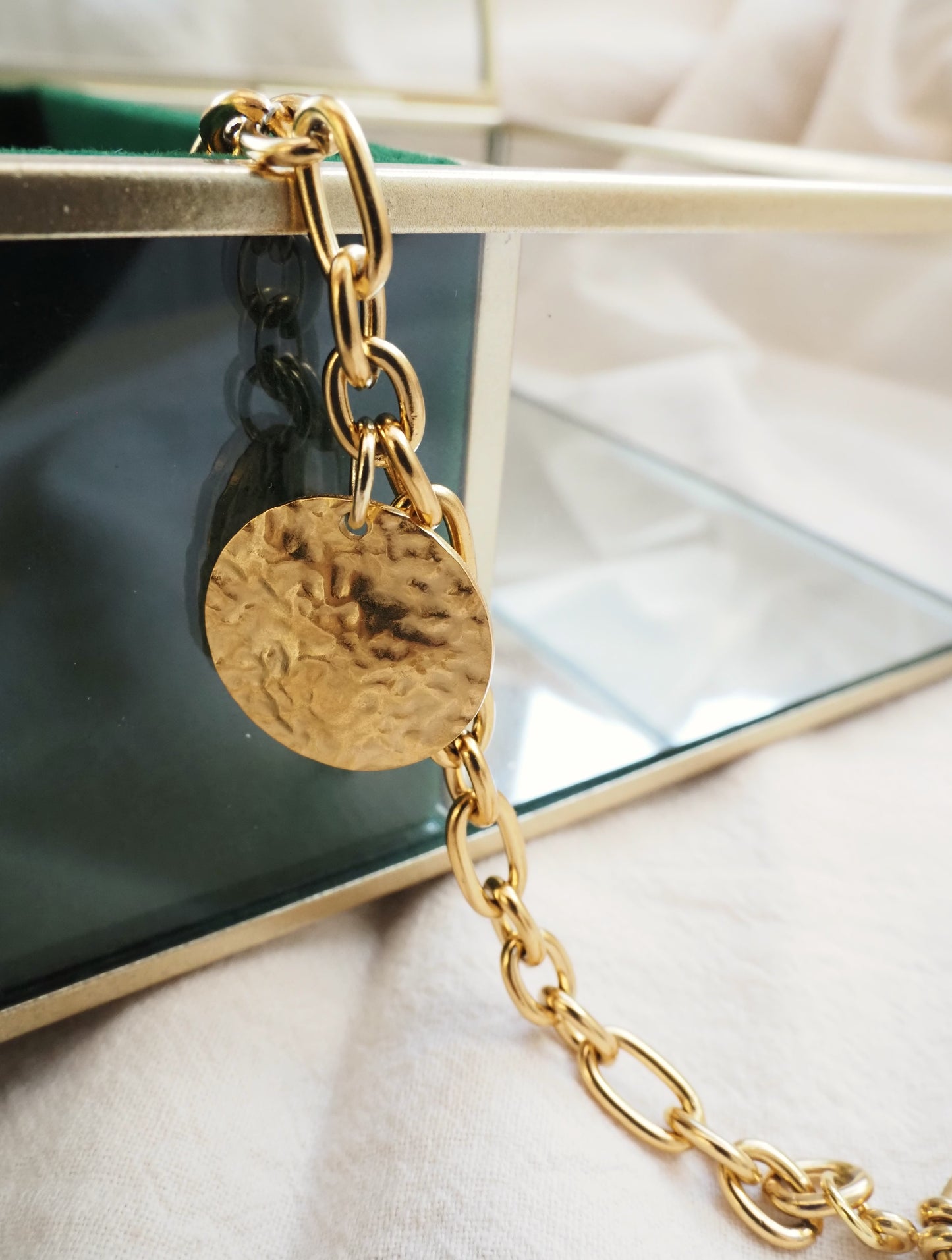 LUZA-Armband / ovale Glieder / goldener Edelstahl / Medaille