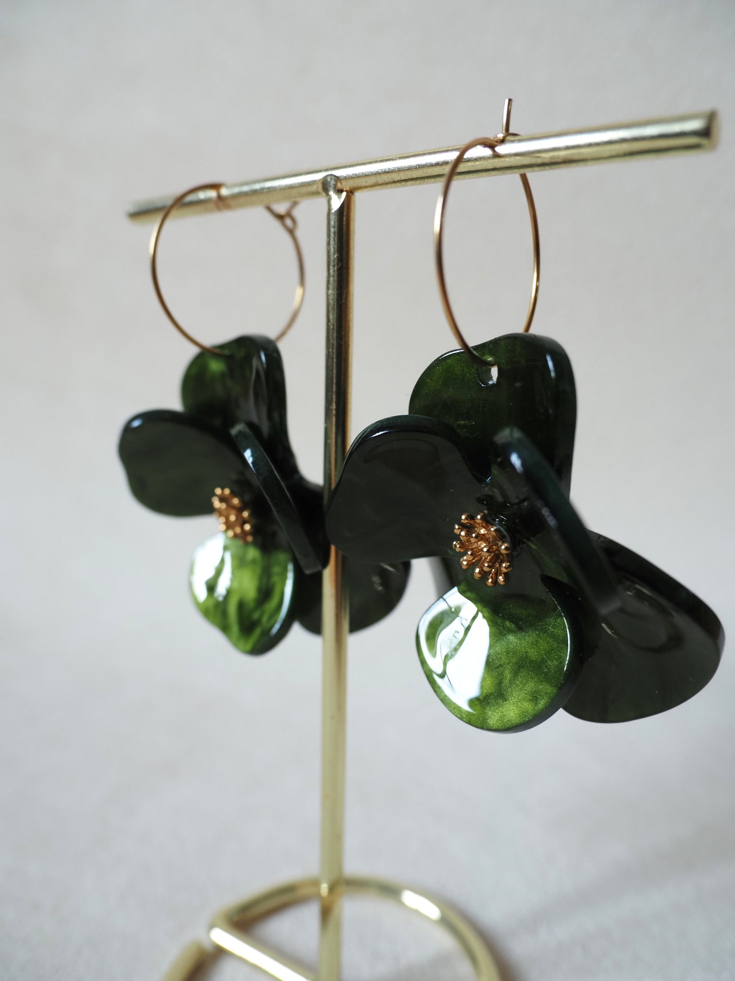 Boucles d’oreilles créoles TANIA – Acier inoxydable doré & fleurs acryliques vertes | Bijou romantique