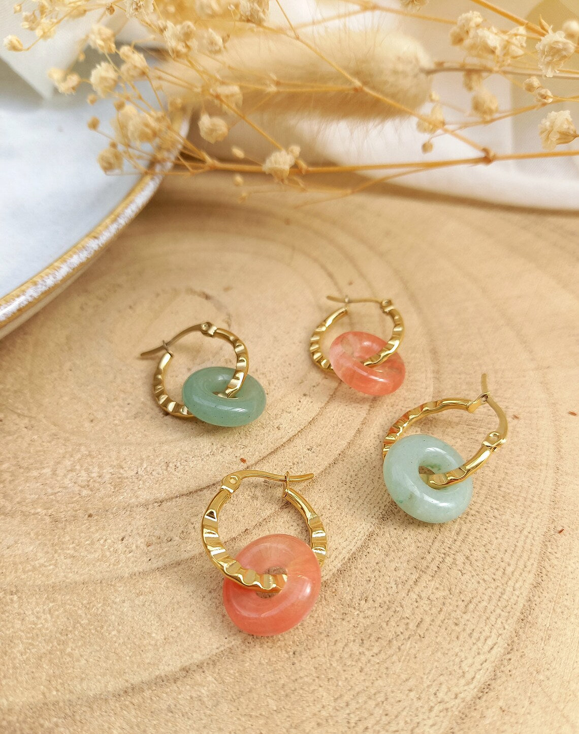 Boucles d'oreilles créoles JULIE / donut pierre semi-précieuse / acier inox doré