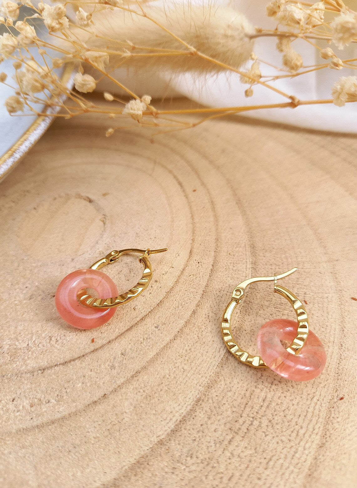Boucles d'oreilles créoles JULIE / donut pierre semi-précieuse / acier inox doré
