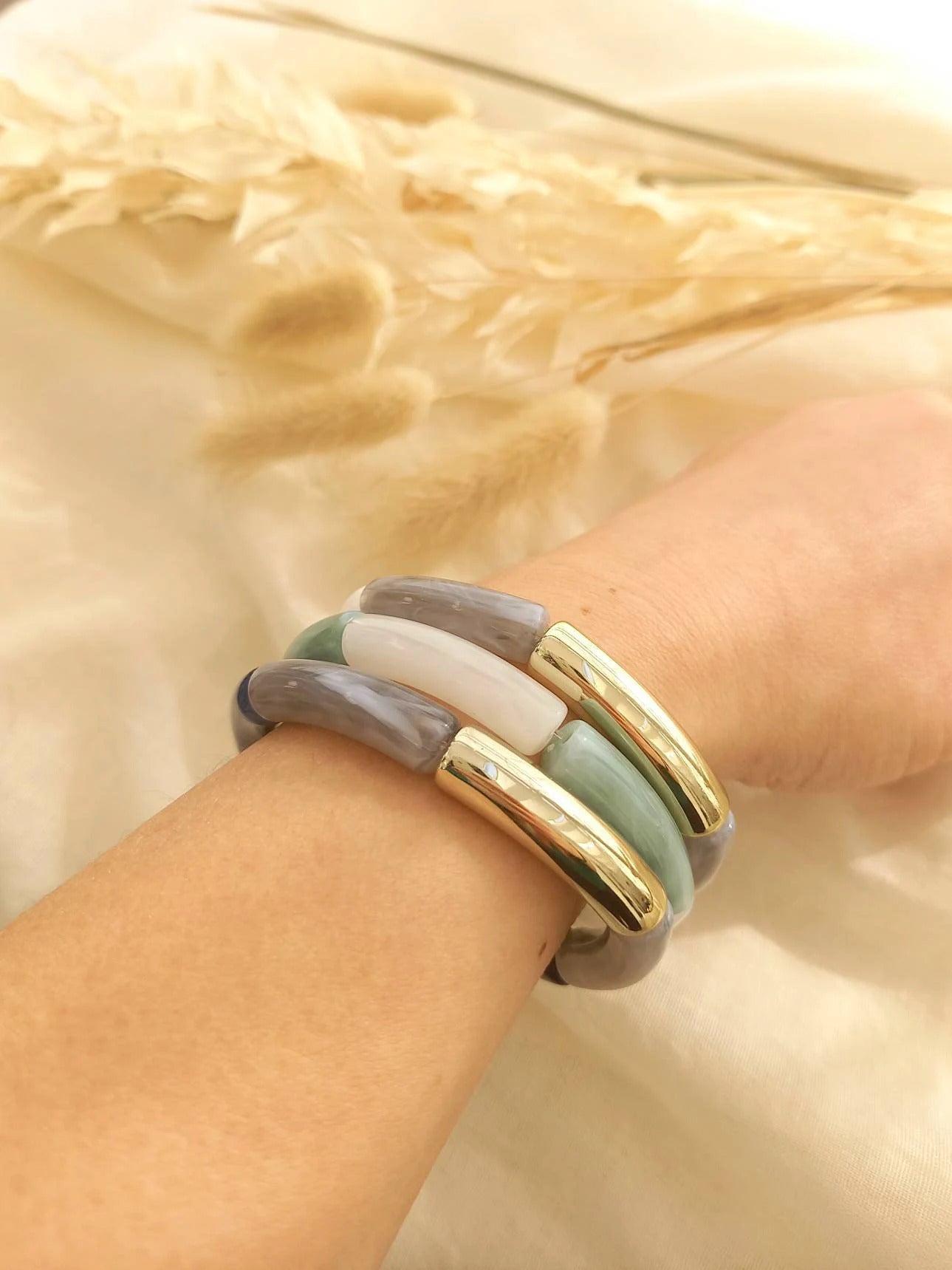 Bracelet jonc CELESTE / perles tubes en résine acrylique incurvées
