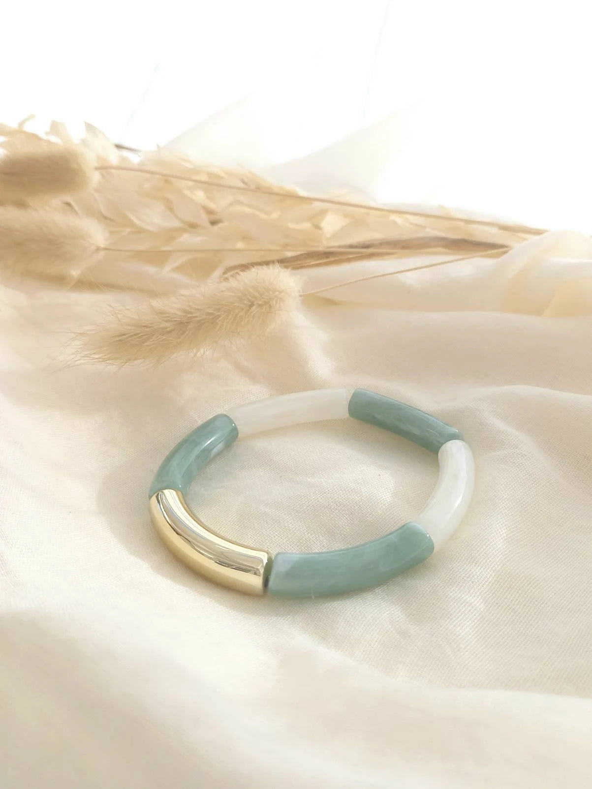 Bracelet jonc CELESTE / perles tubes en résine acrylique incurvées