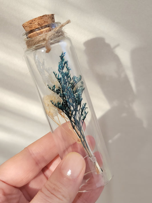 Fiole de fleurs séchées bleues