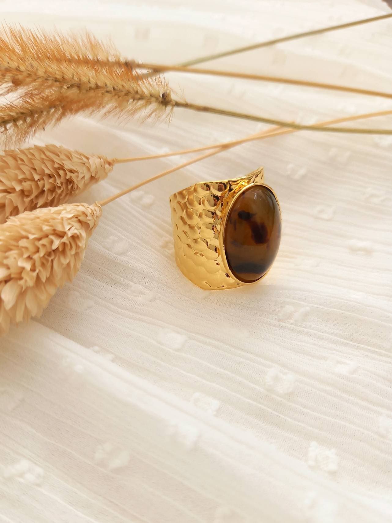 Bague ajustable BEATRICE / dorée à l'or fin / cabochon résine écaille de tortue