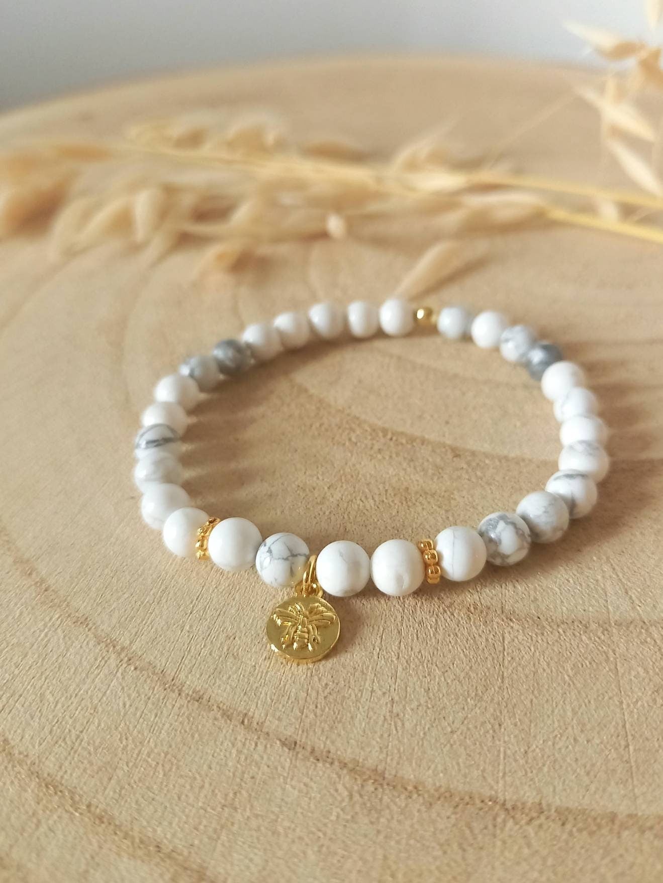 VIRGINIA-Armband / Howlith-Halbedelsteinperlen / Bienenanhänger, vergoldet mit Feingold