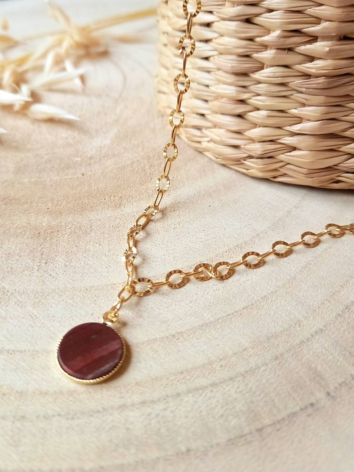CASSIE-Halskette / facettiertes ovales Netz / vergoldet mit 24 Karat Feingold / Medaille aus natürlichem roten Jaspisstein
