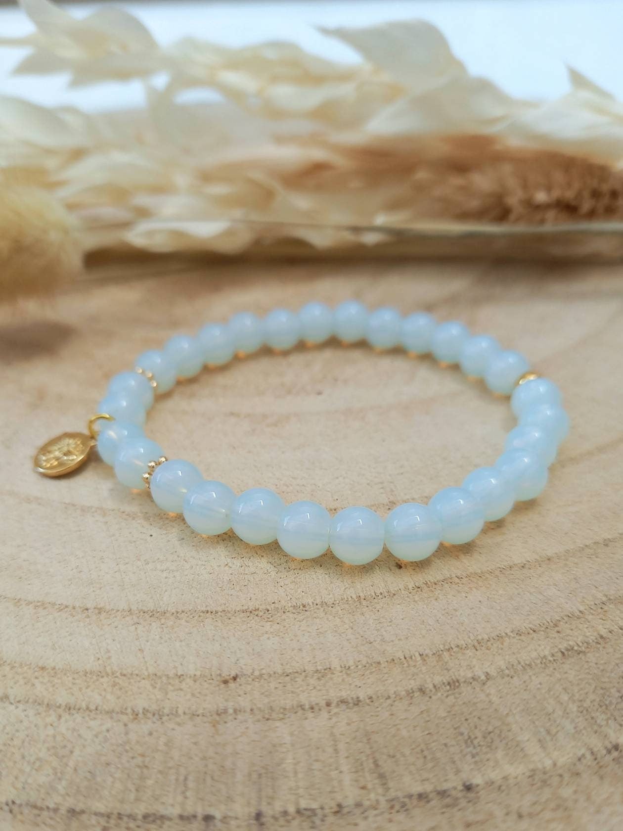 VIRGINIE-Armband / Opal-Halbedelsteinperlen / Bienenanhänger, vergoldet mit Feingold