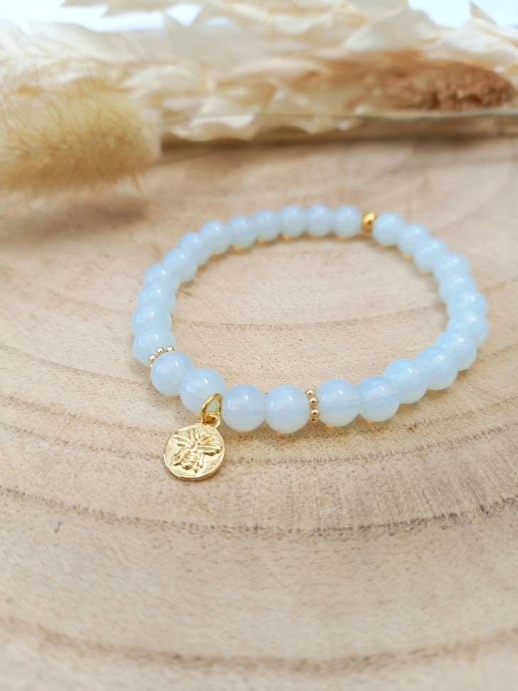 VIRGINIE-Armband / Opal-Halbedelsteinperlen / Bienenanhänger, vergoldet mit Feingold