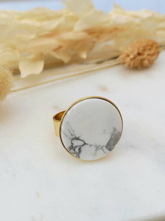 Bague ajustable MATHILDE / laiton doré / cabochon en pierre howlite