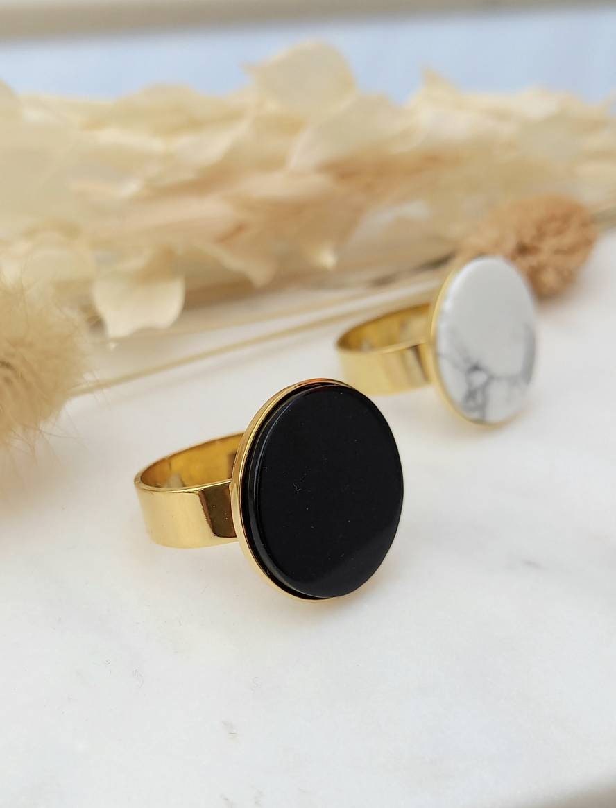 Bague ajustable MATHILDE / laiton doré / cabochon en pierre onyx noir